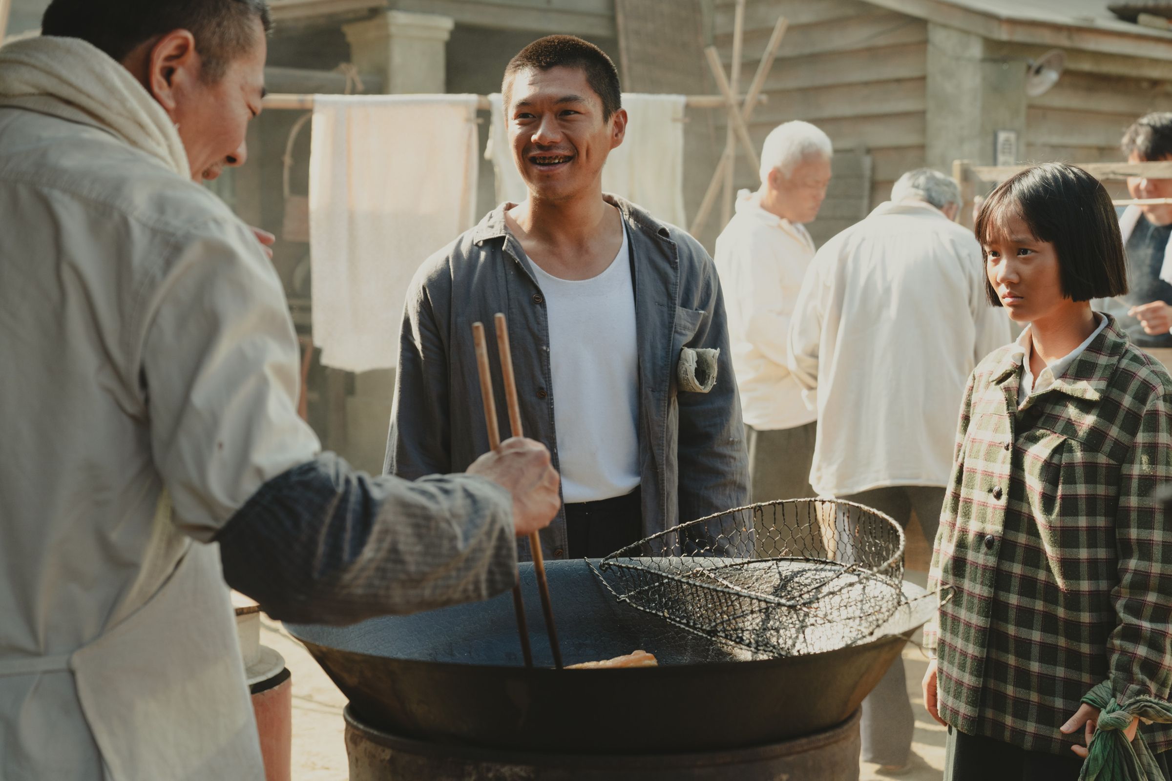 柯煒林(中)、方郁婷(右)主演的電影《大濛》以1950年代為背景。(華文創提供)