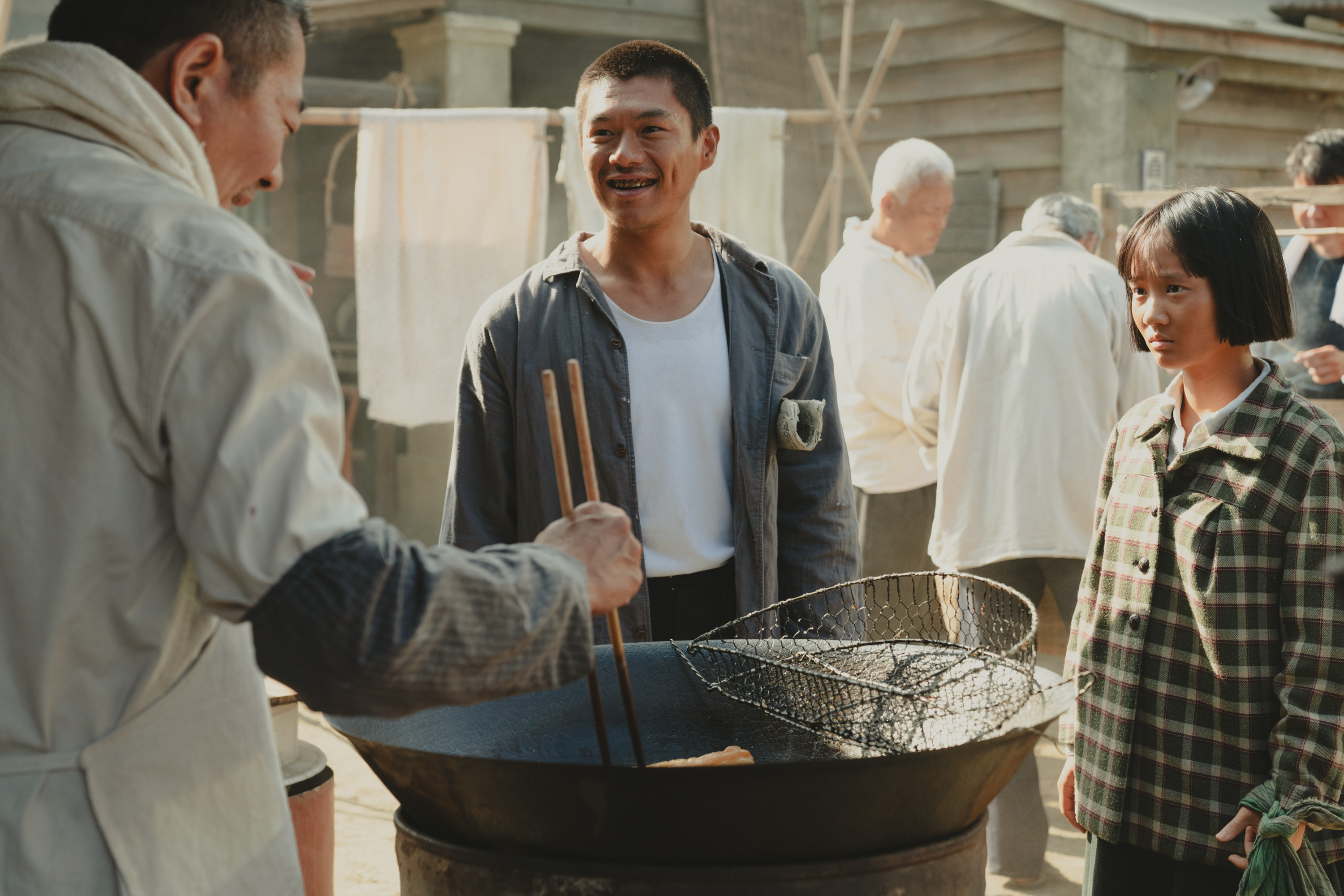 柯煒林(中)、方郁婷(右)主演的電影《大濛》以1950年代為背景。(華文創提供)