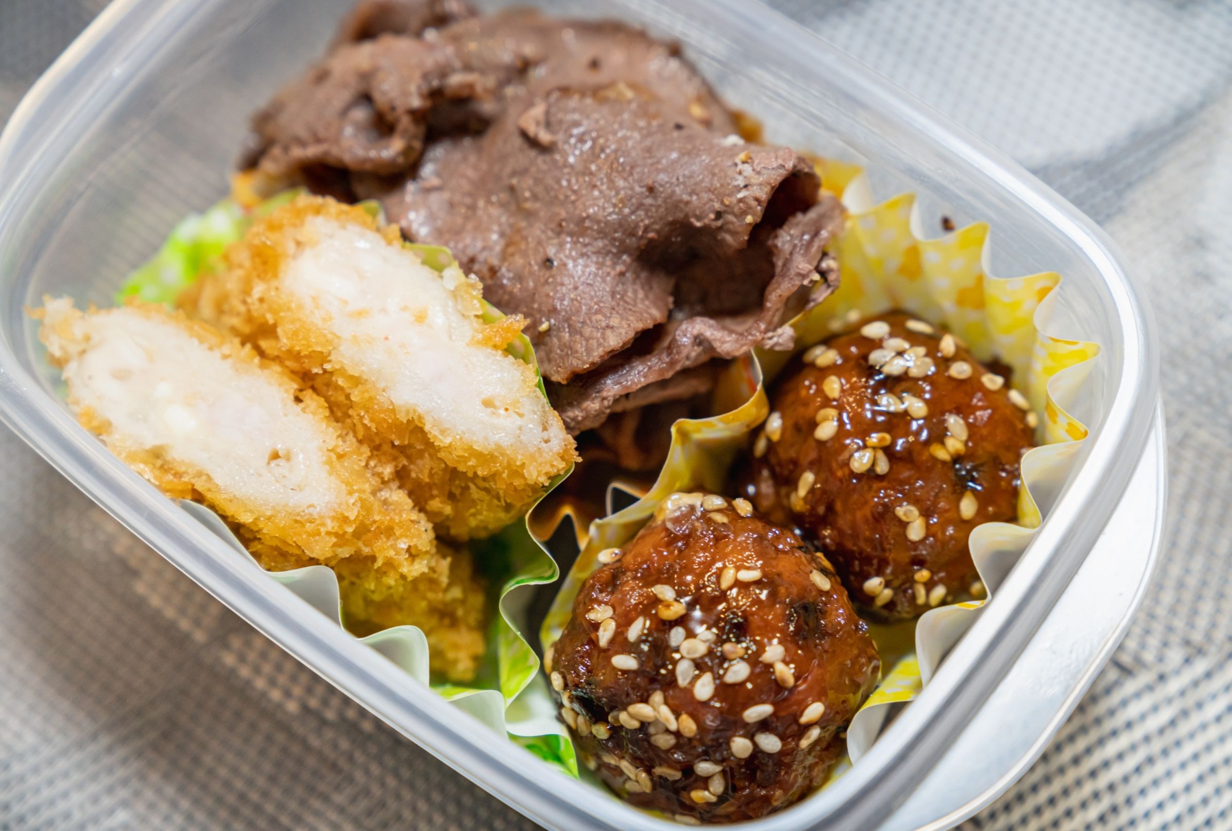 日本網友自爆高中時沒錢吃飯,同學為了幫忙他,特地準備超大便當分他一起吃。(示意圖,photoAC)