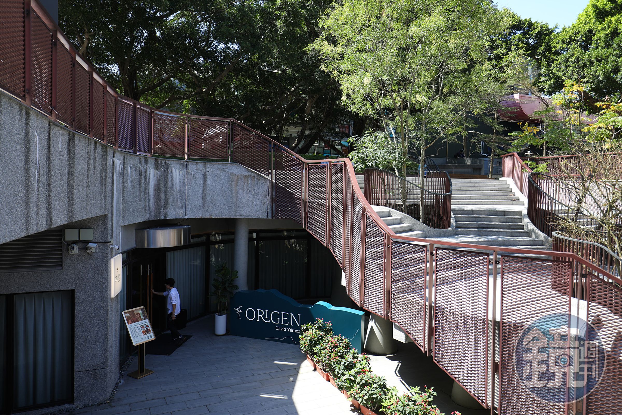 「ORIGEN純正西班牙餐廳」位於城市舞台的地下1樓旁。