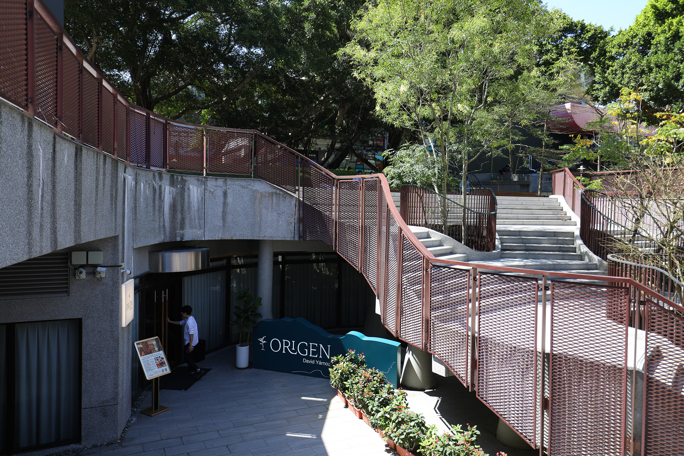 「ORIGEN純正西班牙餐廳」位於城市舞台的地下1樓旁。