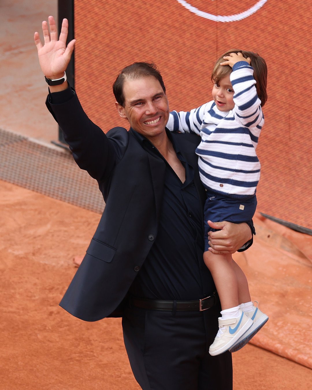 最後納達爾抱著可愛的兒子「小拉法」離場。（翻攝X@rolandgarros）