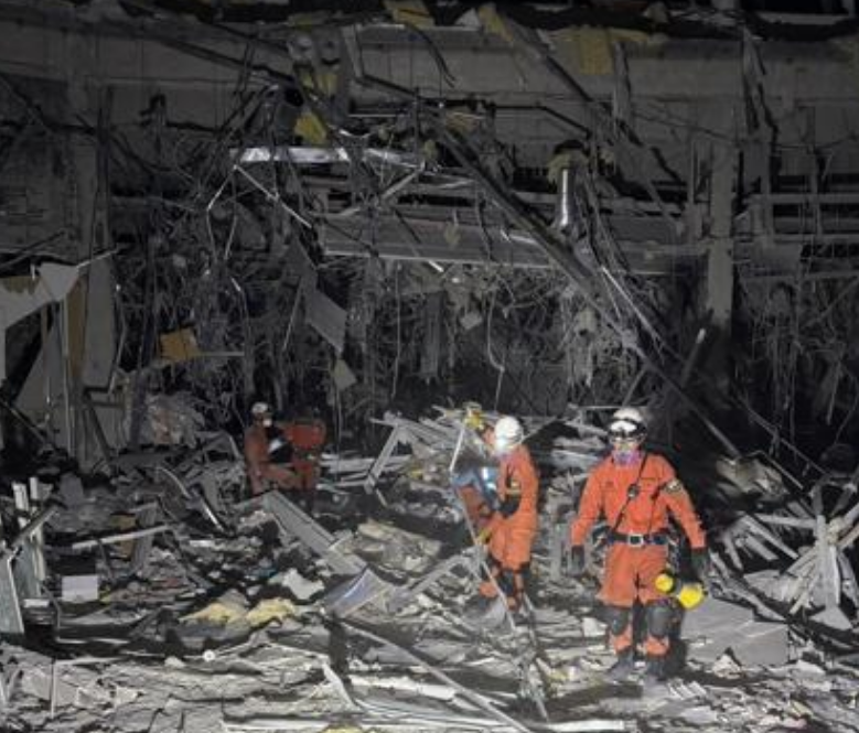 日本AEON MALL熊本爆炸倒塌現場，持續搜救中。（翻攝X@FDMA_JAPAN）