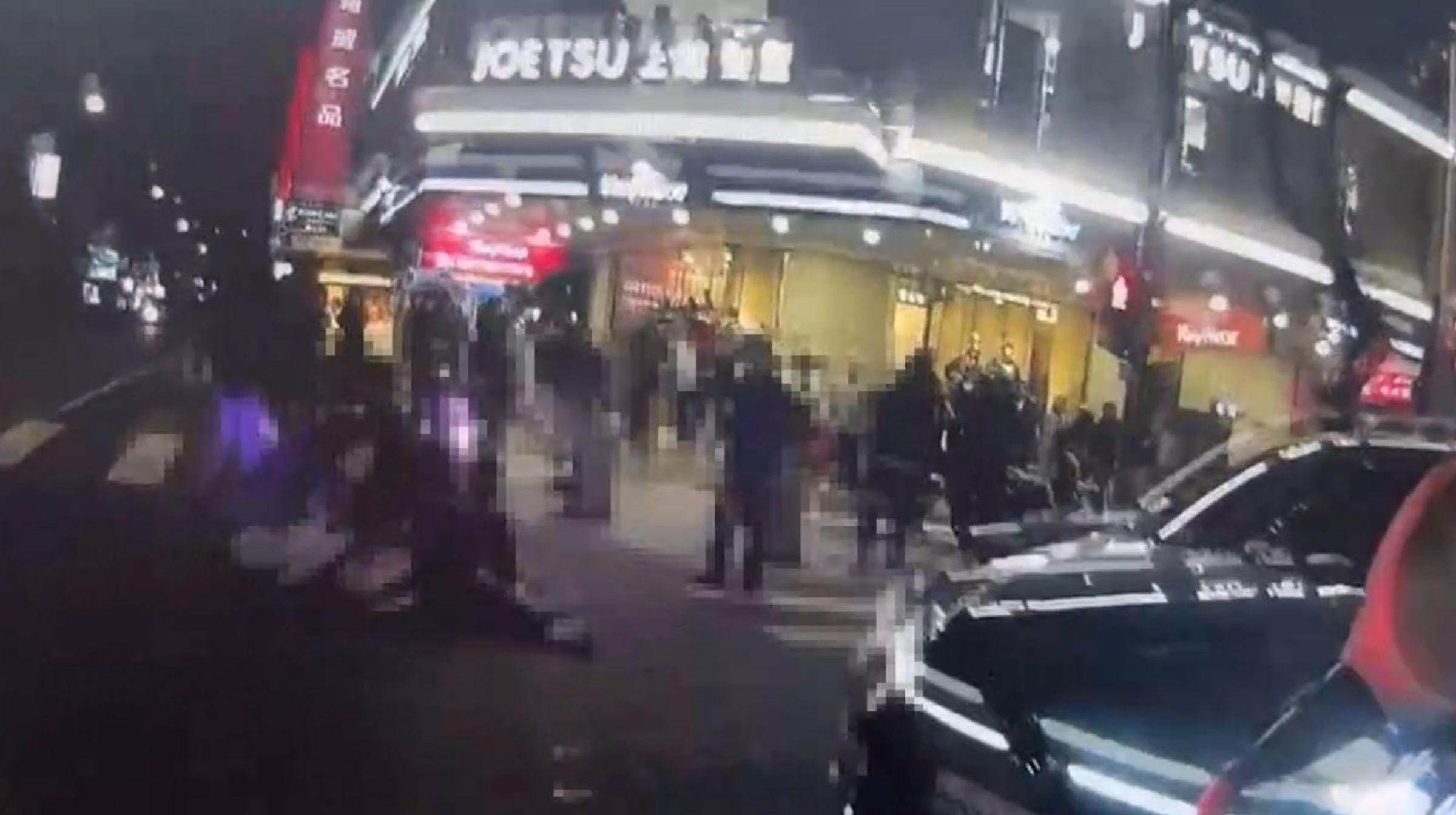 警方到場時，尚男已被壓制在地，警方隨即查扣他攜帶的甩棍及辣椒水。（翻攝畫面）