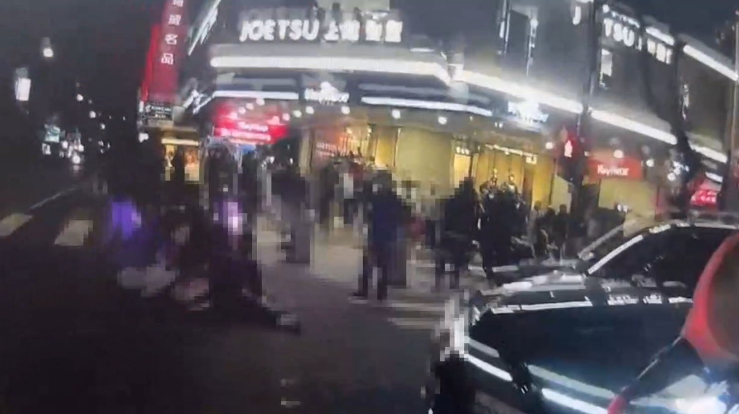 警方到場時，尚男已被壓制在地，警方隨即查扣他攜帶的甩棍及辣椒水。（翻攝畫面）