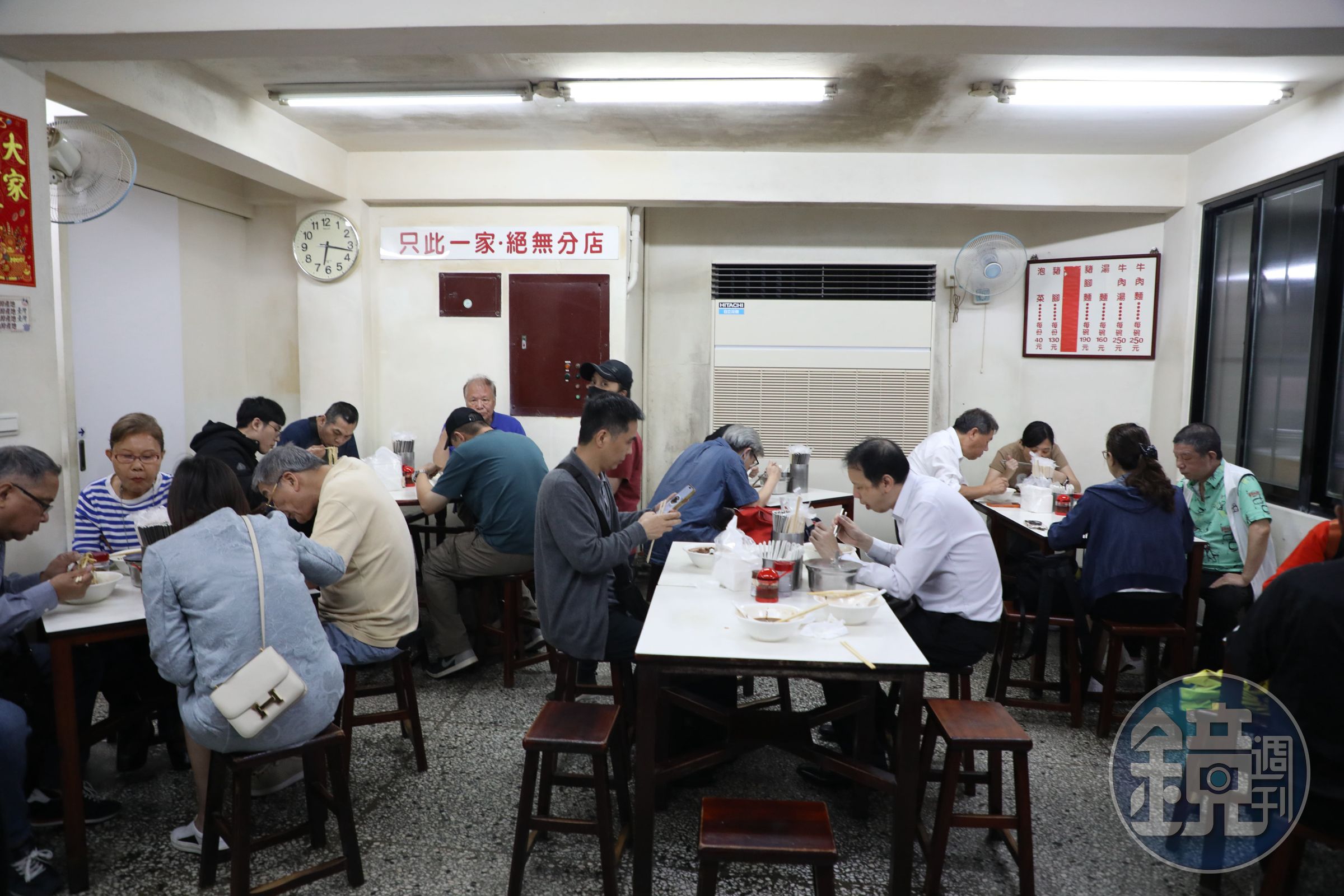 客人絡繹不絕，內用併桌是再自然不過的景象。