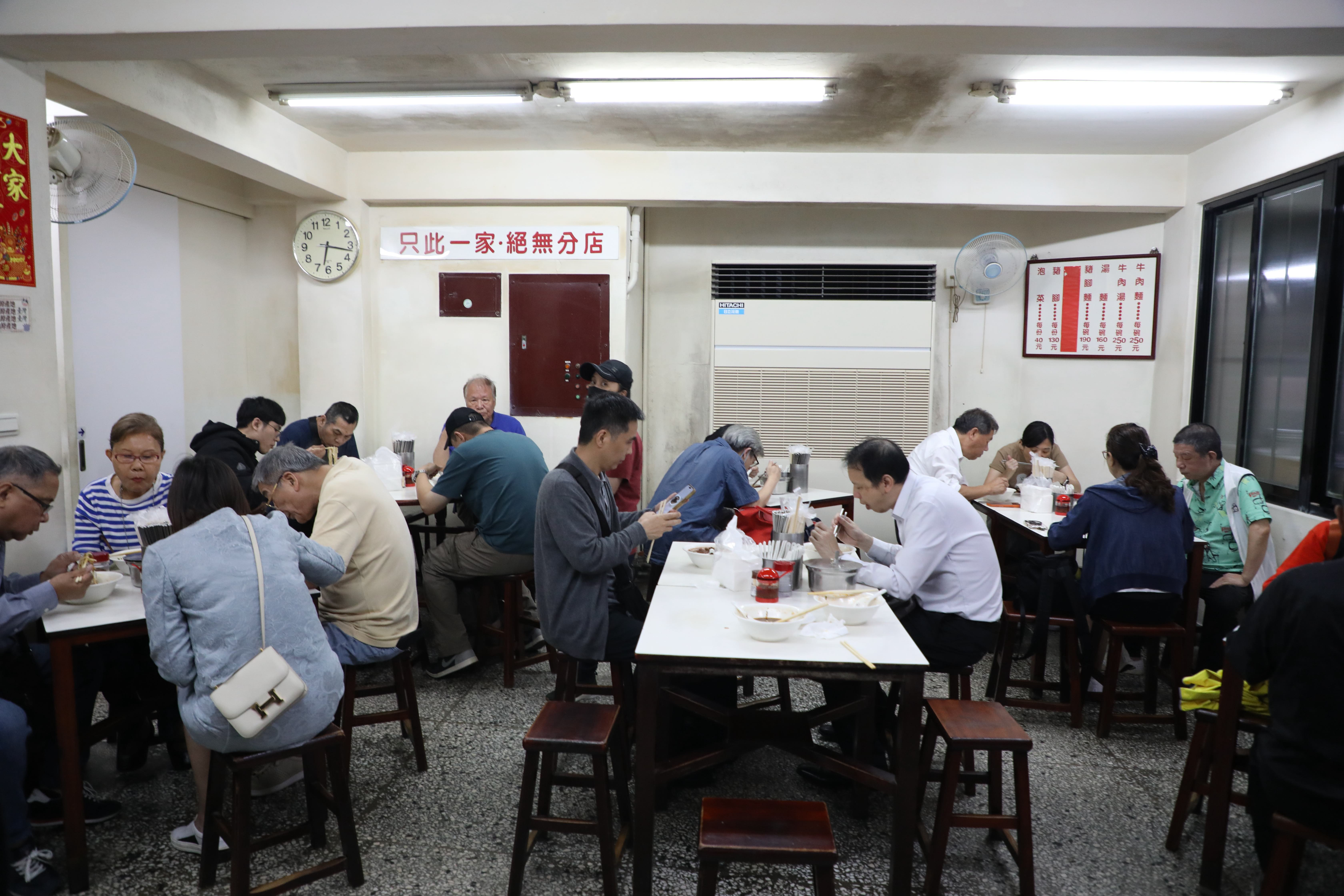客人絡繹不絕，內用併桌是再自然不過的景象。