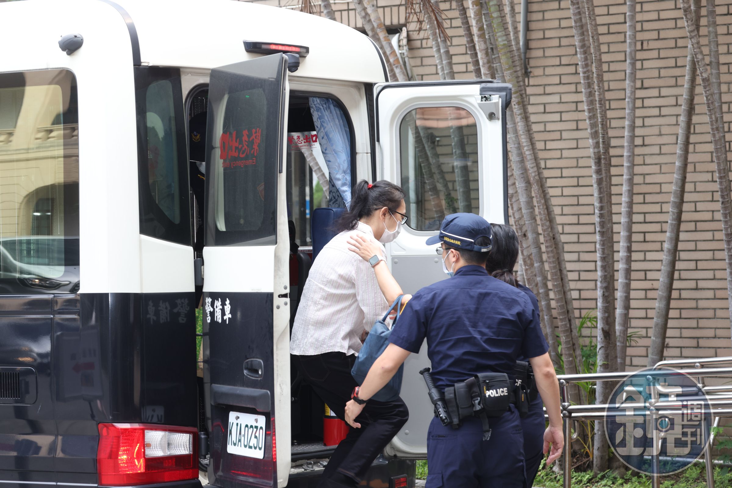 劉姓保母姊姊今日在法警戒護下抵達法院開庭。白衣者為劉姓姊姊。