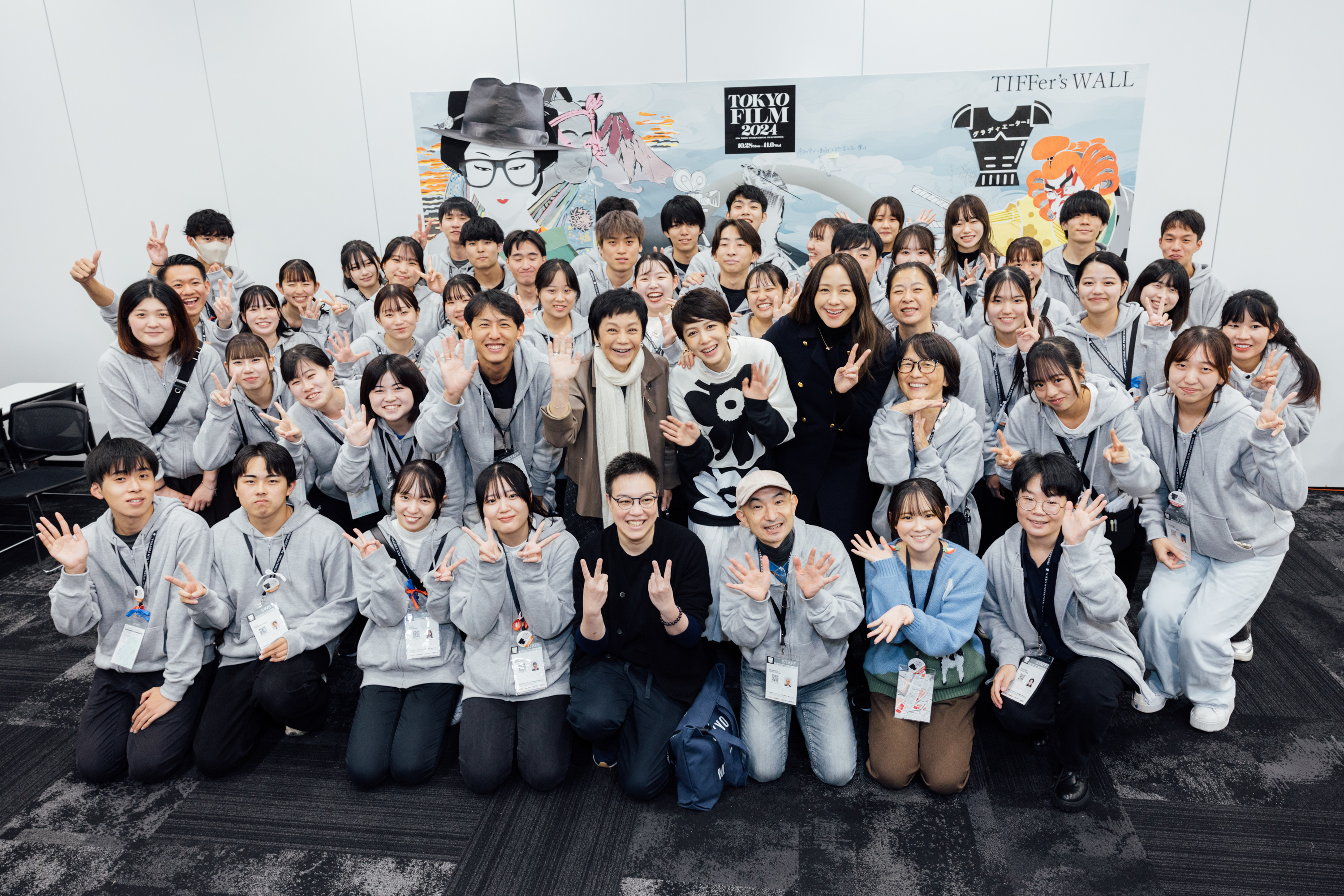 首映結束後，影展志工忙不迭與《女兒的女兒》三位主角合照。（東昊提供）