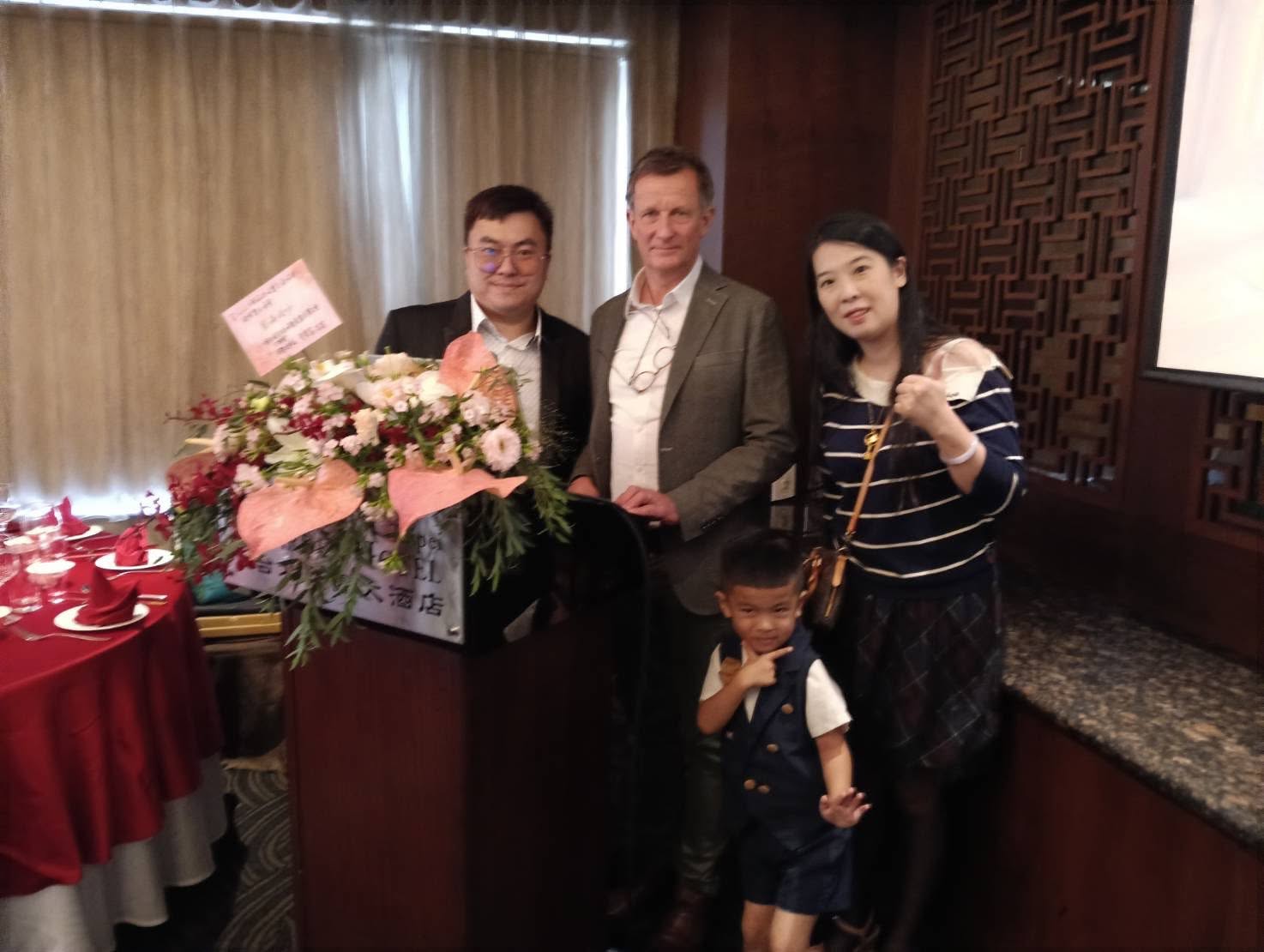左一：羅彦喆所長、中：「瑞士古柏林寶石鑑定所」（Gübelin Gem Lab）董事總經理丹尼爾·奈菲勒博士（Dr. Daniel Nyfeler）、右：珠寶銷售網紅僧羽綸 Abby Seng (小羽)、前：羅總兒子羅裕勝 Ari Lo