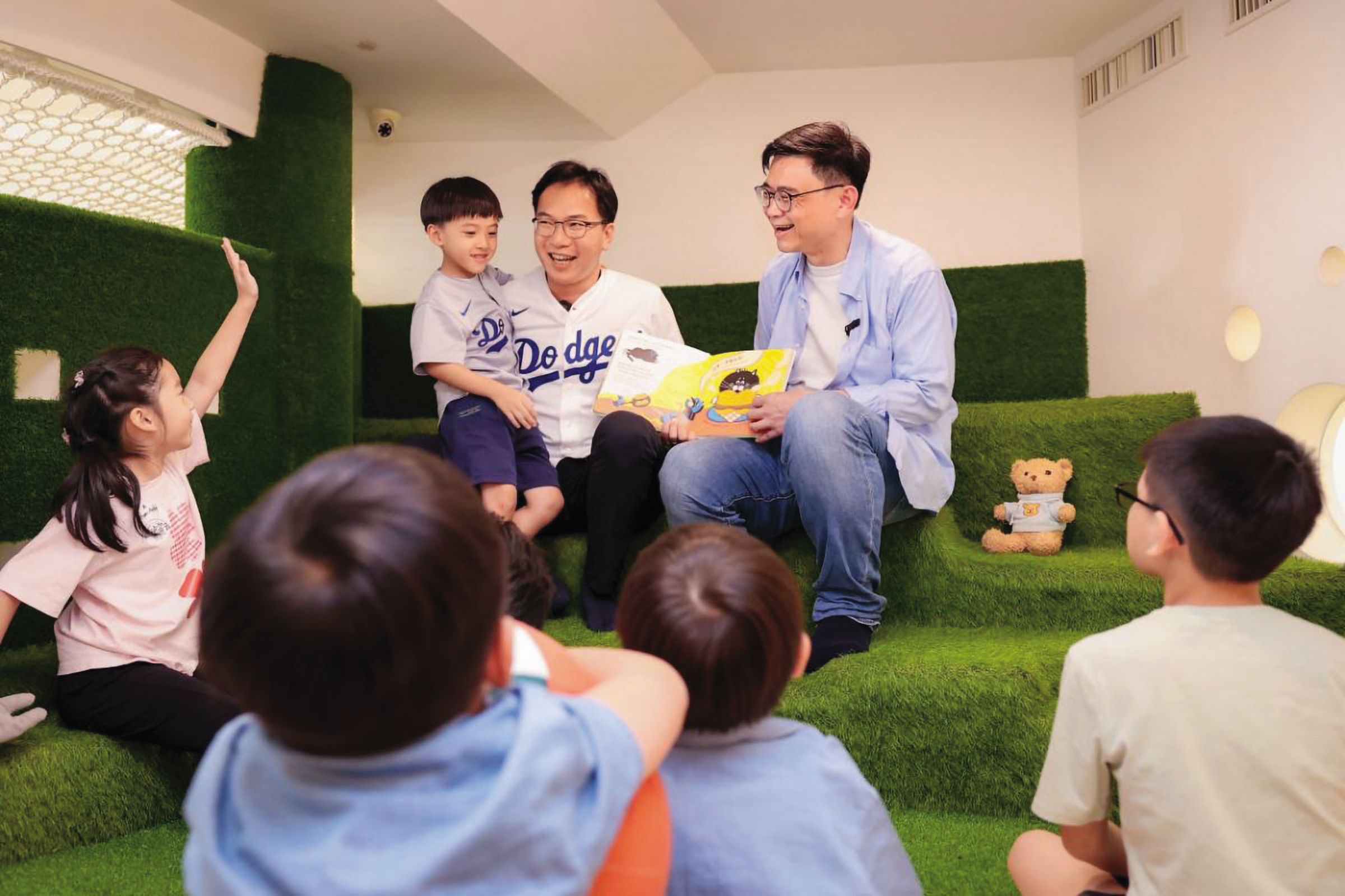 賴瑞隆要以高雄市現行雙語教育政策基礎，投入更多資源擴大量能。（賴瑞隆辦公室提供）