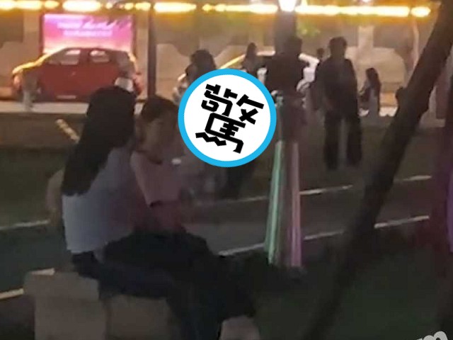 公園滿滿鄉民與小孩，情侶無恥辱「騎馬打仗」誇張肉搏。（翻自《吃瓜網》）