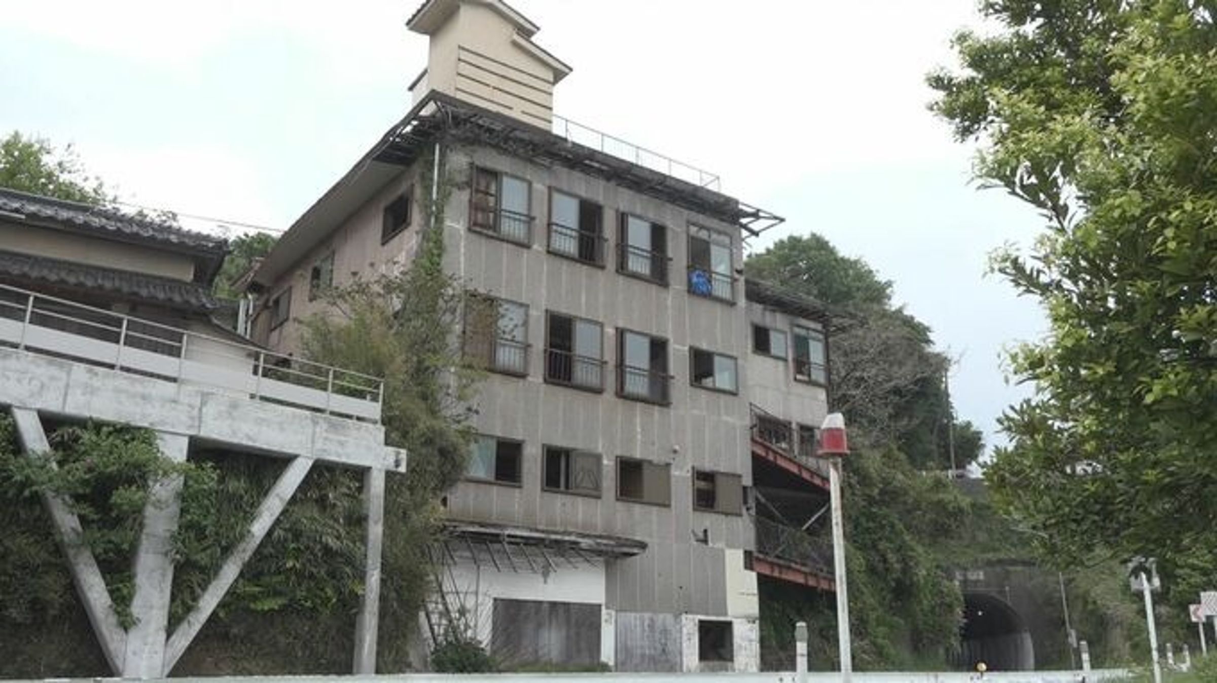 男子當時到這棟廢墟「探訪」，卻意外發現一具女子遺體。（翻自itainews.com）
