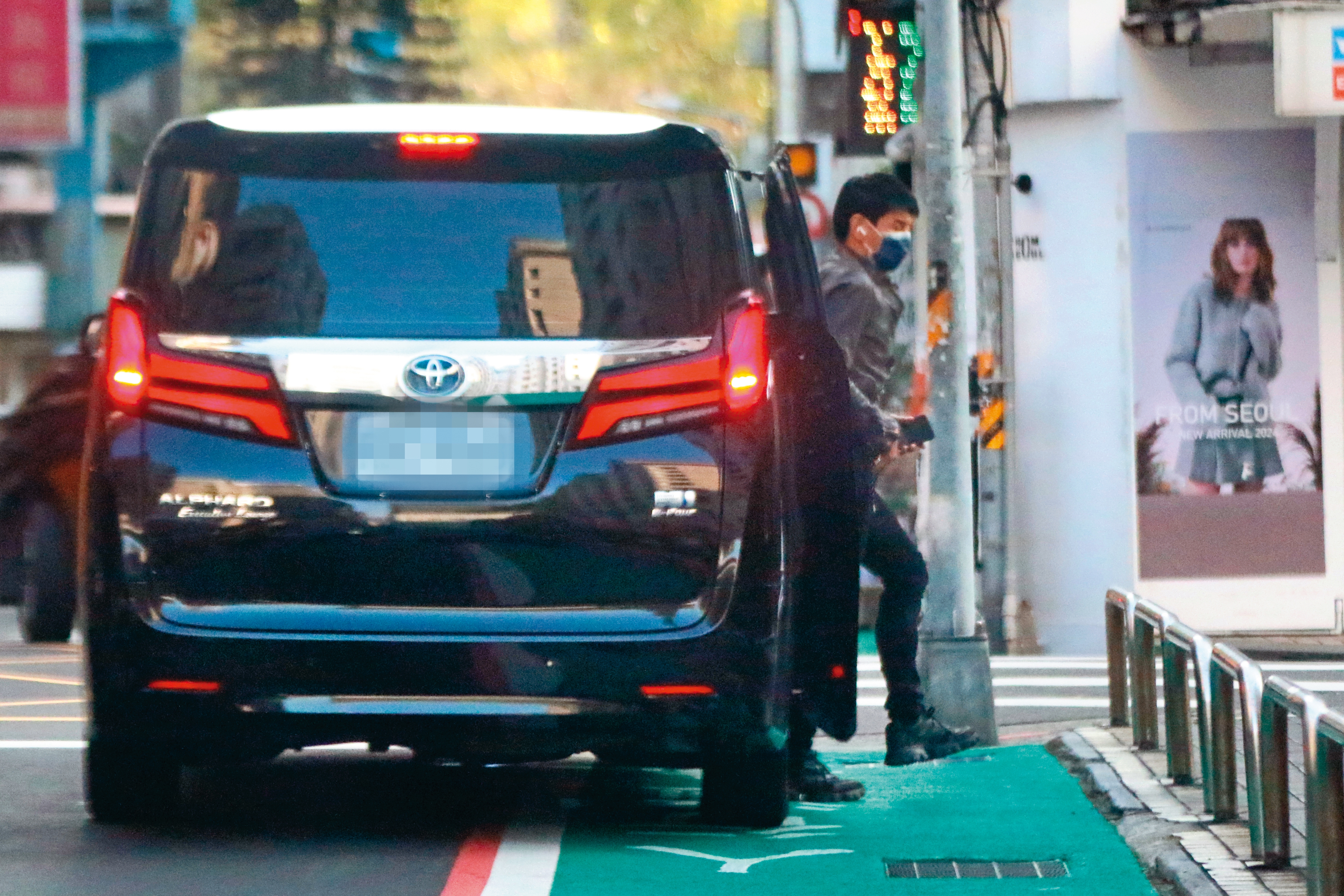 1/12，15：40過了一晚，有輛車抵達吳家停車場接送吳奇隆。