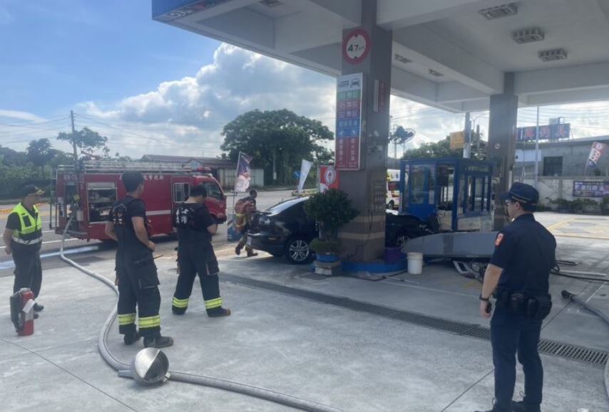 1輛黑色轎車撞進三芝加油站，所幸未引發火警。（翻攝記者爆料網）