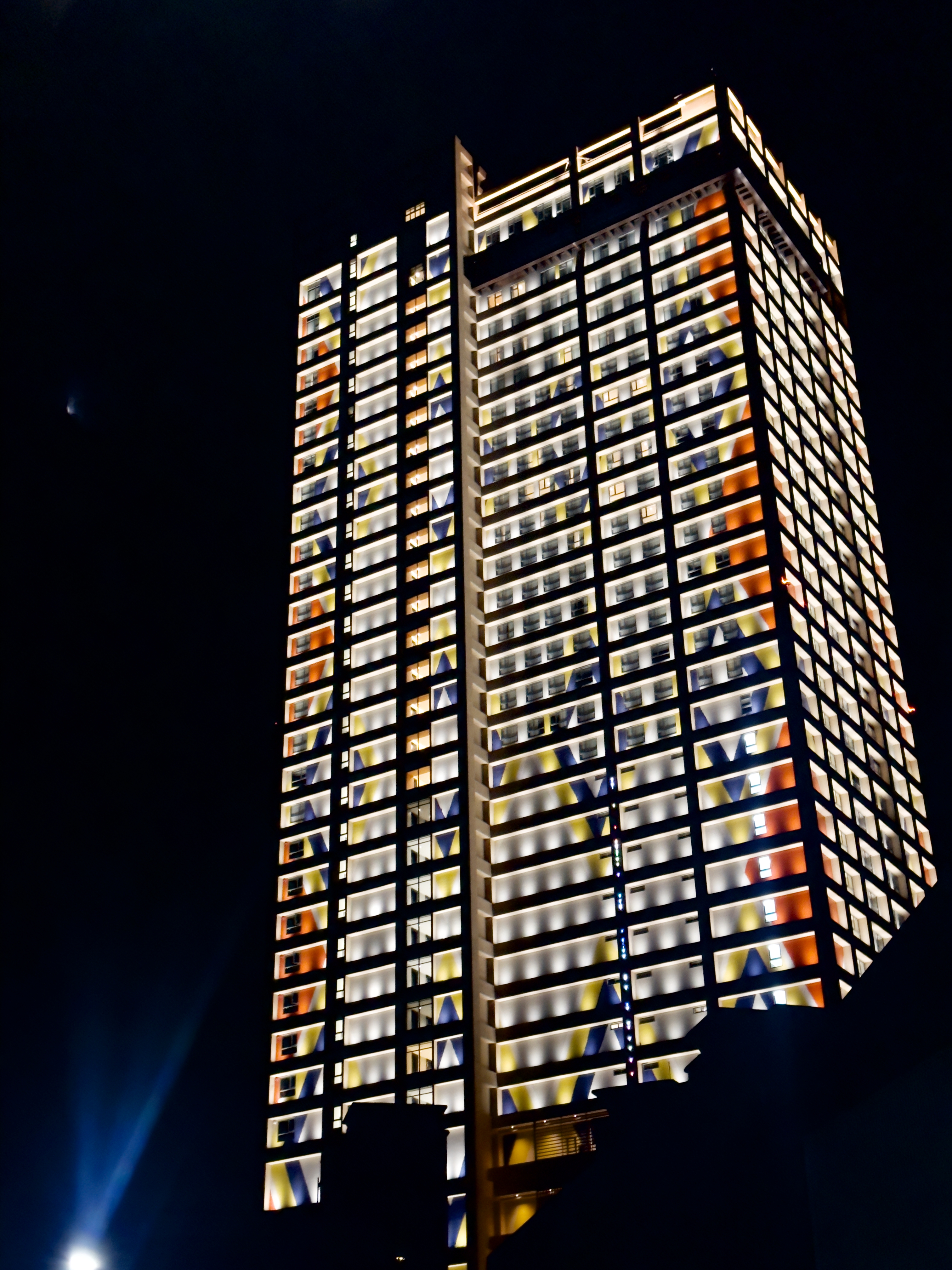 建築外觀以鄒族原民文化為發想，夜晚燈光交織呼應著編織圖騰意象。