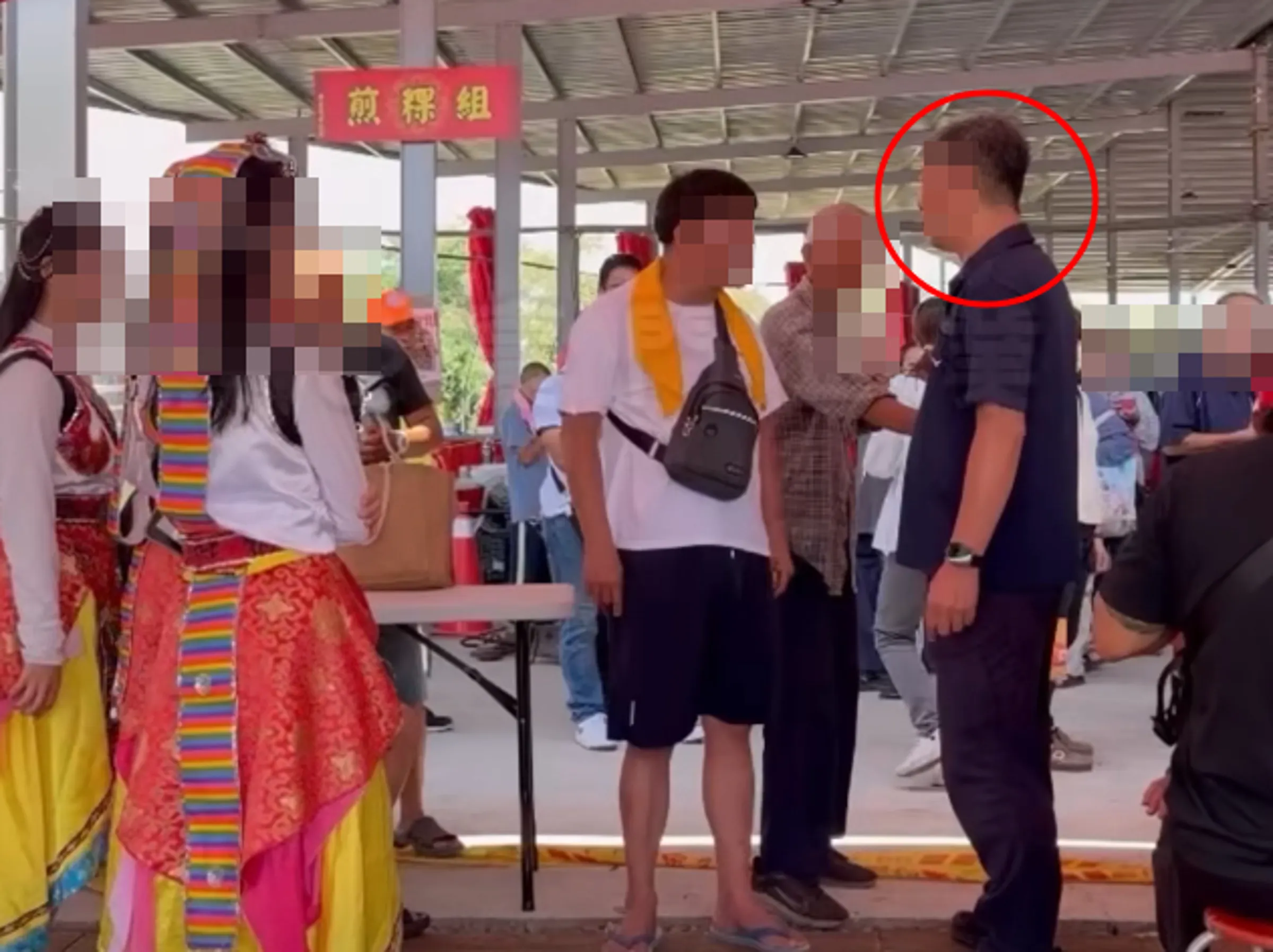 周姓員警休假穿著警褲參加廟會時，涉嫌對女舞者襲臀性騷，與現場工作人員發生衝突。（翻攝黑色豪門企業）