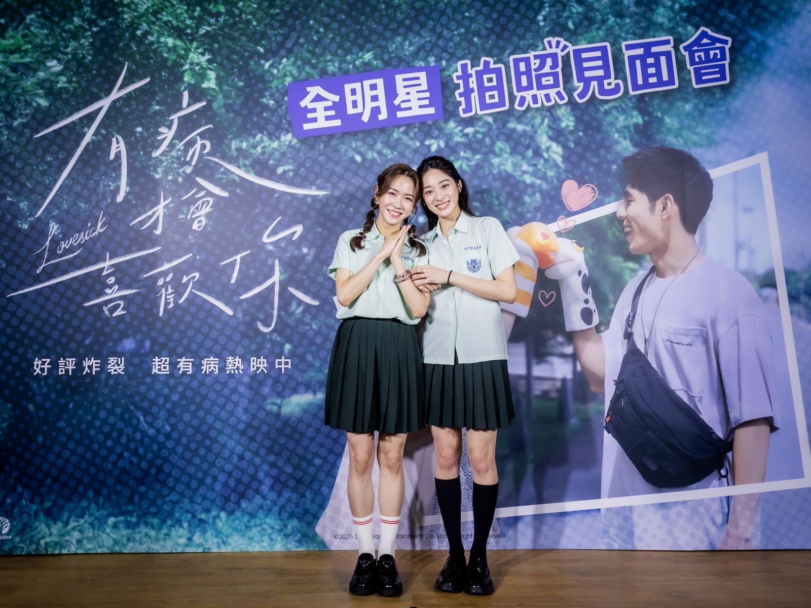 楊千霈(圖左)今日也穿上學生制服,跟電影中的女兒江齊(圖右)宛如同班同學。(紅杉娛樂提供)