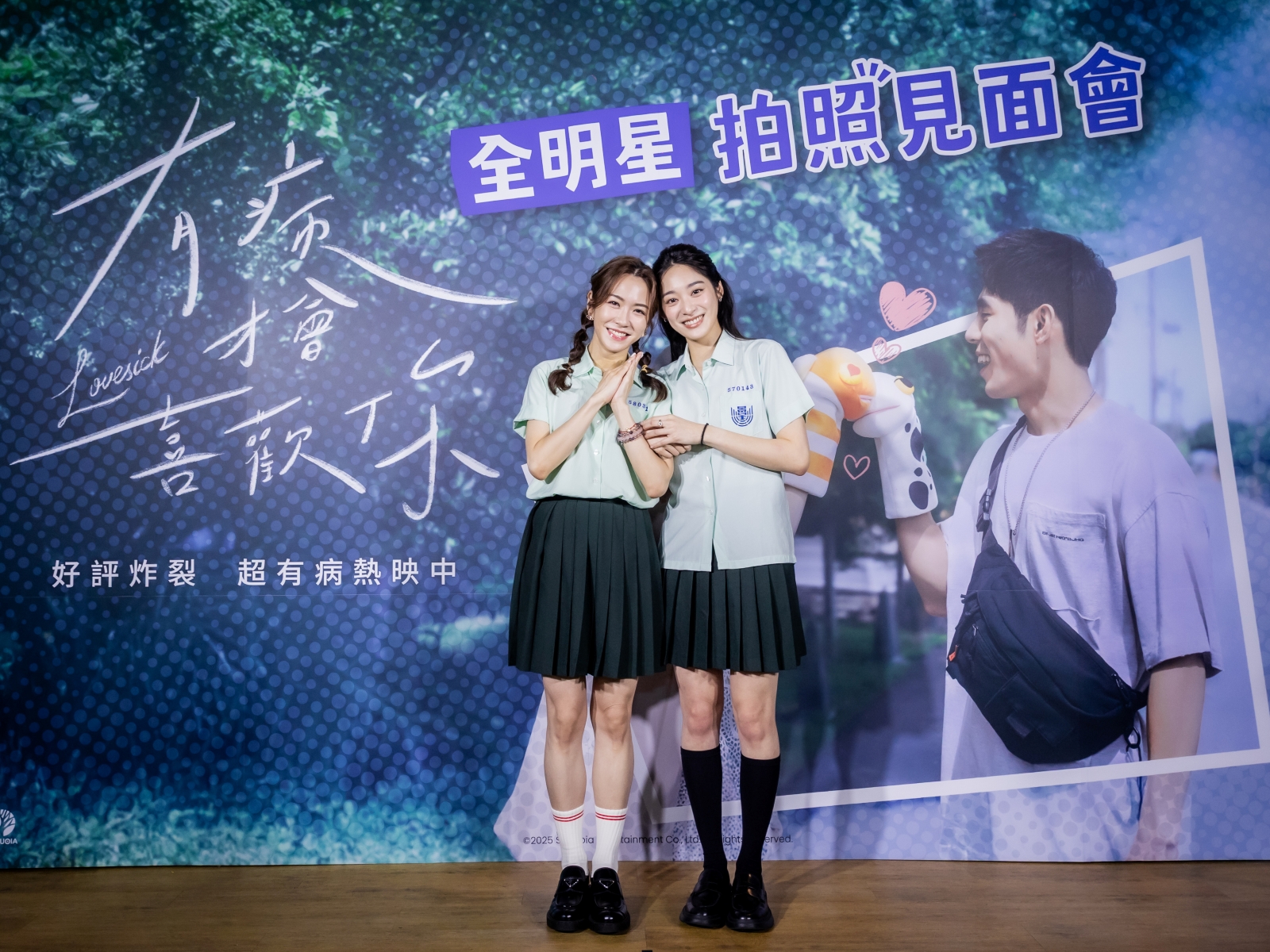 楊千霈（圖左）今日也穿上學生制服，跟電影中的女兒江齊（圖右）宛如同班同學。（紅杉娛樂提供）