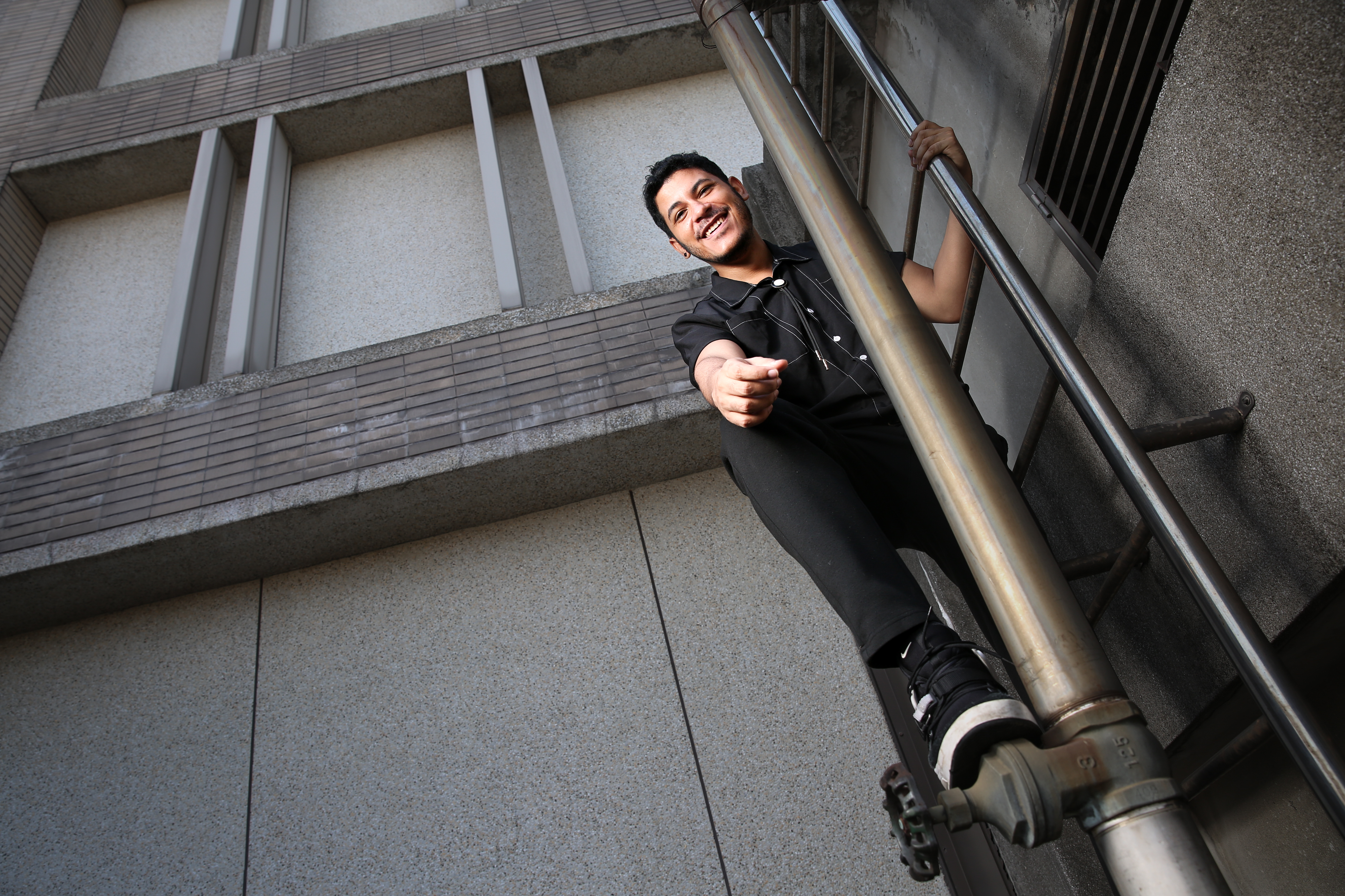 盧卡斯12歲時在網路上看到S.H.E的MV，對台灣產生興趣，24歲來台就讀研究所，一待就是9年。