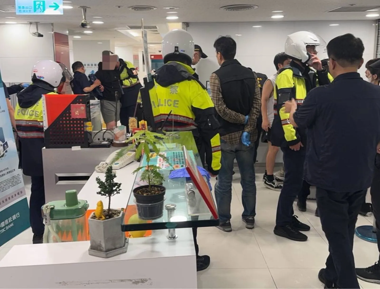 警方當時識破林男使用的是鋼珠彈，一擁而上將他壓制逮捕。翻攝畫面