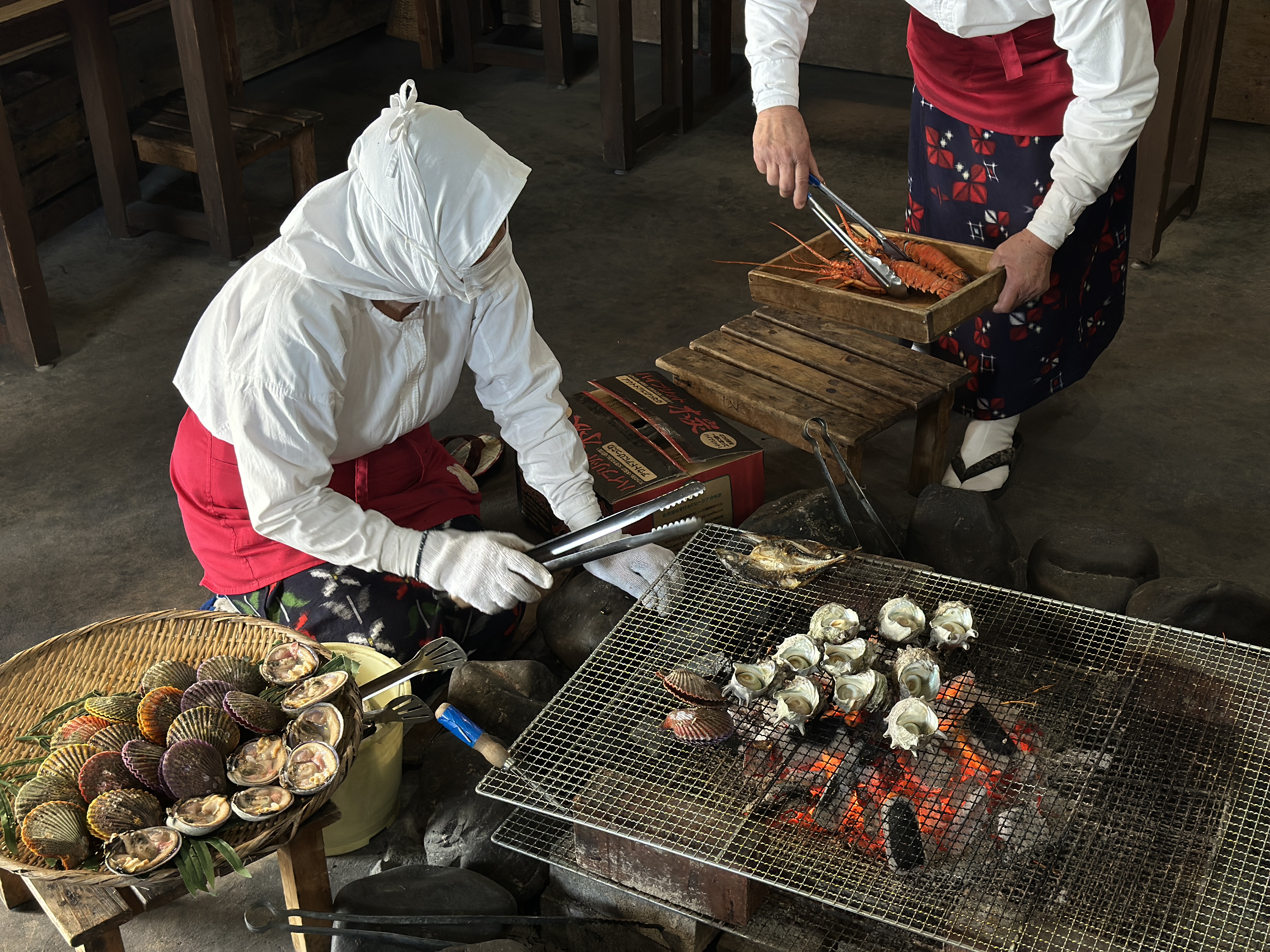 依季節不同，會提供各式海膽、貝類、伊勢龍蝦、鮑魚等最當令的澎湃海鮮套餐，10月至4月提供龍蝦、4月至9月有鮑魚、11月吃得到海參，每次前往都有不同驚喜。