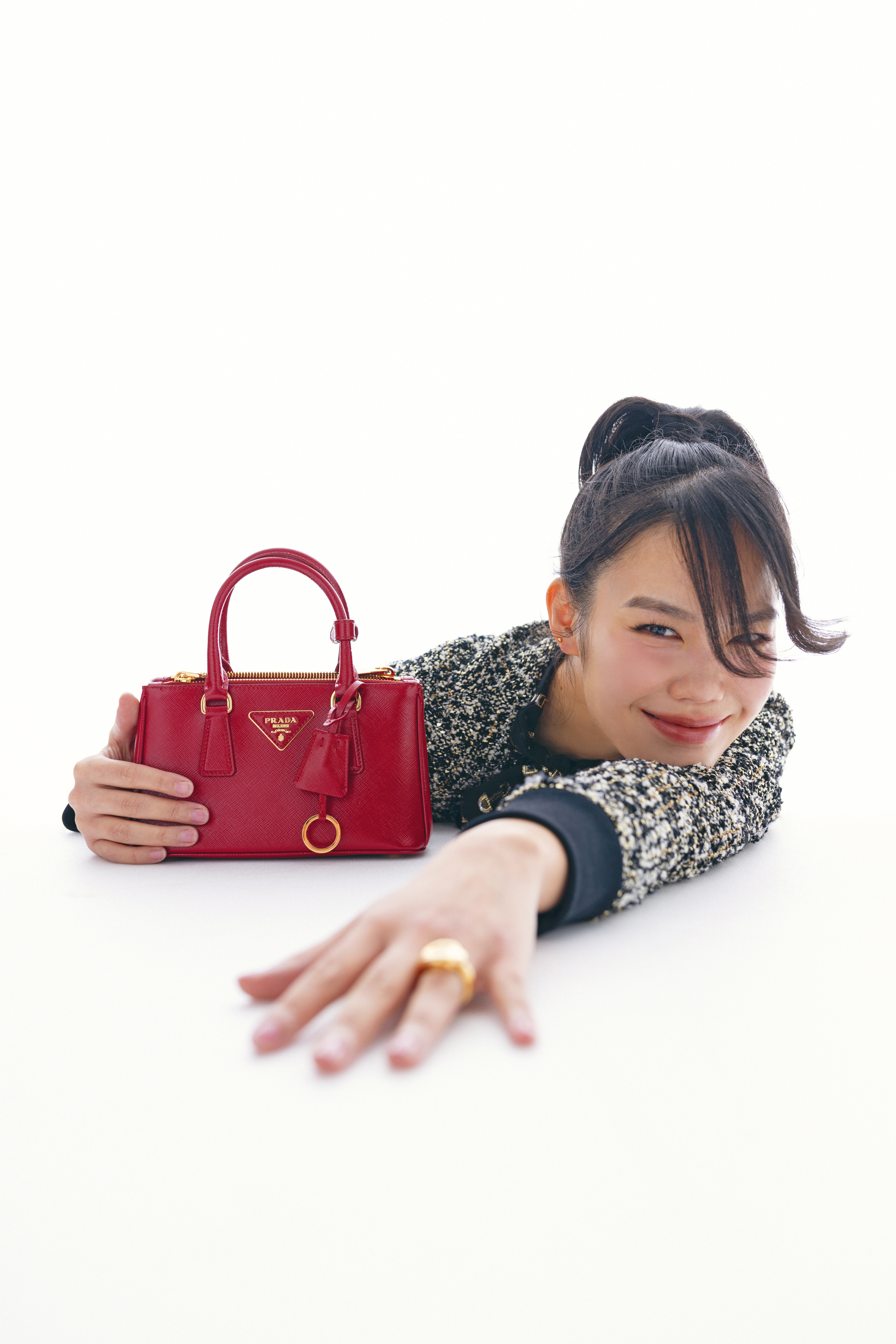 軟呢外套 NT$122,000 by GUCCI、黑色襯衫 NT$85,000 by GUCCI、Dior Rocks戒指 NT$15,000 by Dior by Dior、Galleria手提包 價格店洽by PRADA。
