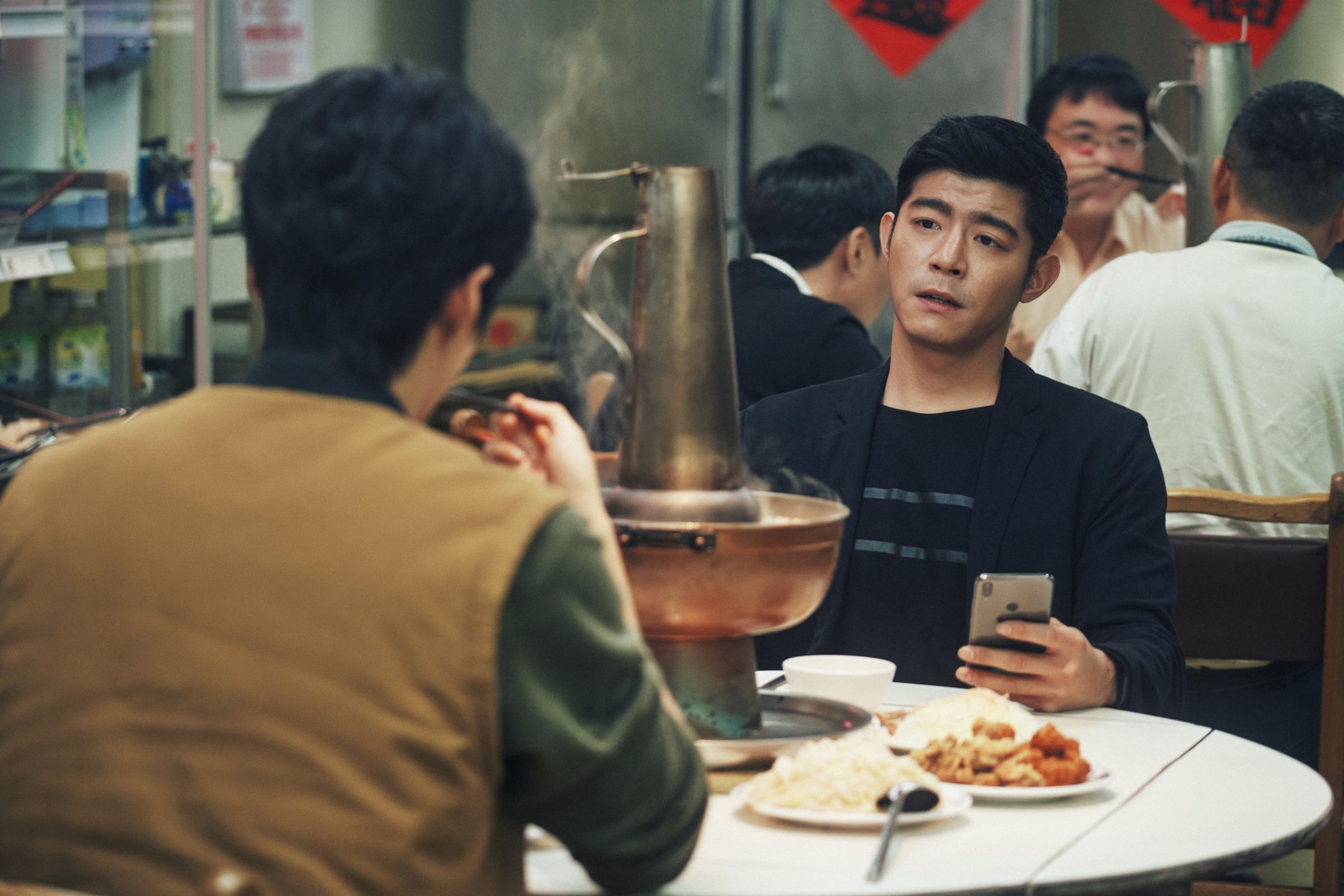 王柏傑、傅孟柏在劇中大啖美食,另觀眾也餓了。(三立提供)