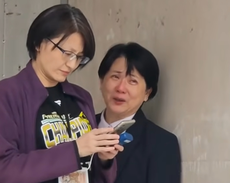 白委邱慧洳協商後在場外崩潰痛哭。(鏡新聞)