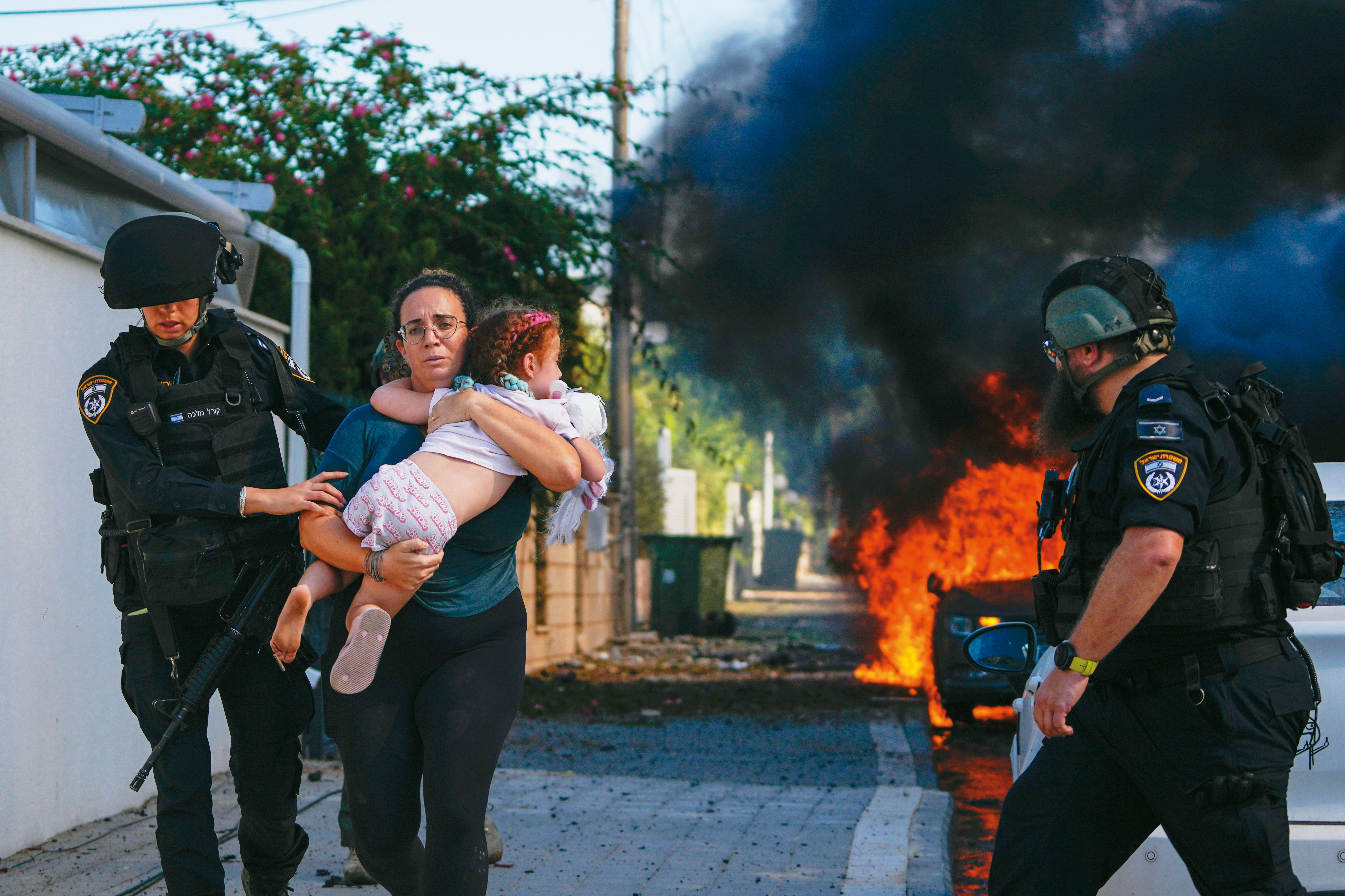 以色列境內槍砲聲四起，到處可見以國警察疏散民眾，畫面險象環生。（達志影像）