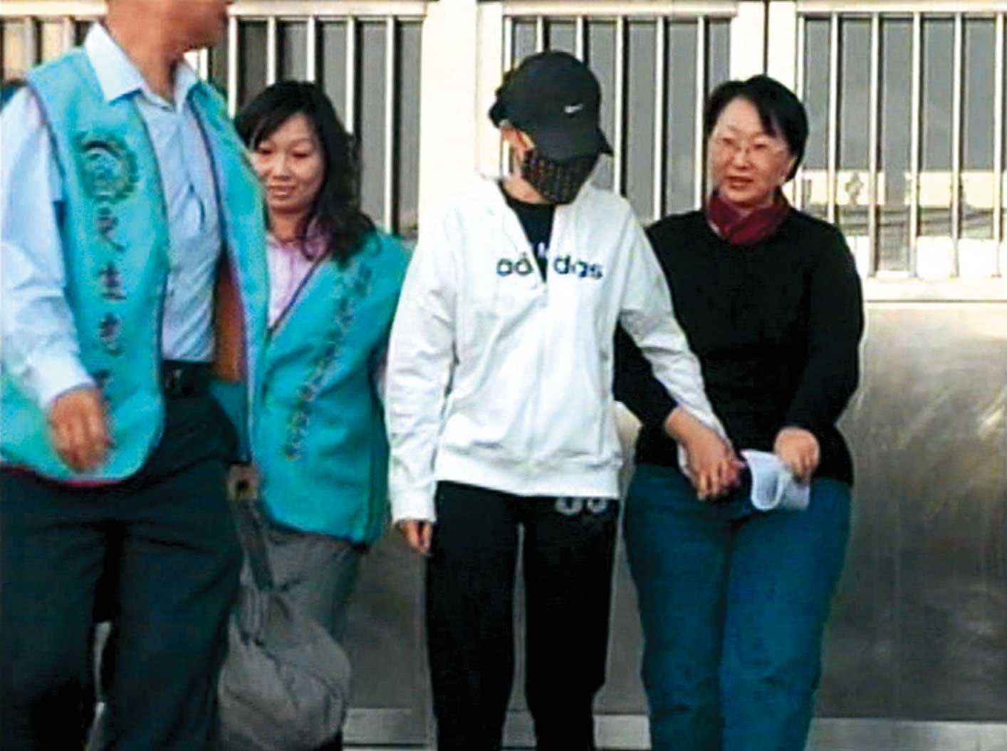 洪曉慧(右二)在牢裡待了十年多,二○○八年底假釋出獄。(東森新聞提供)