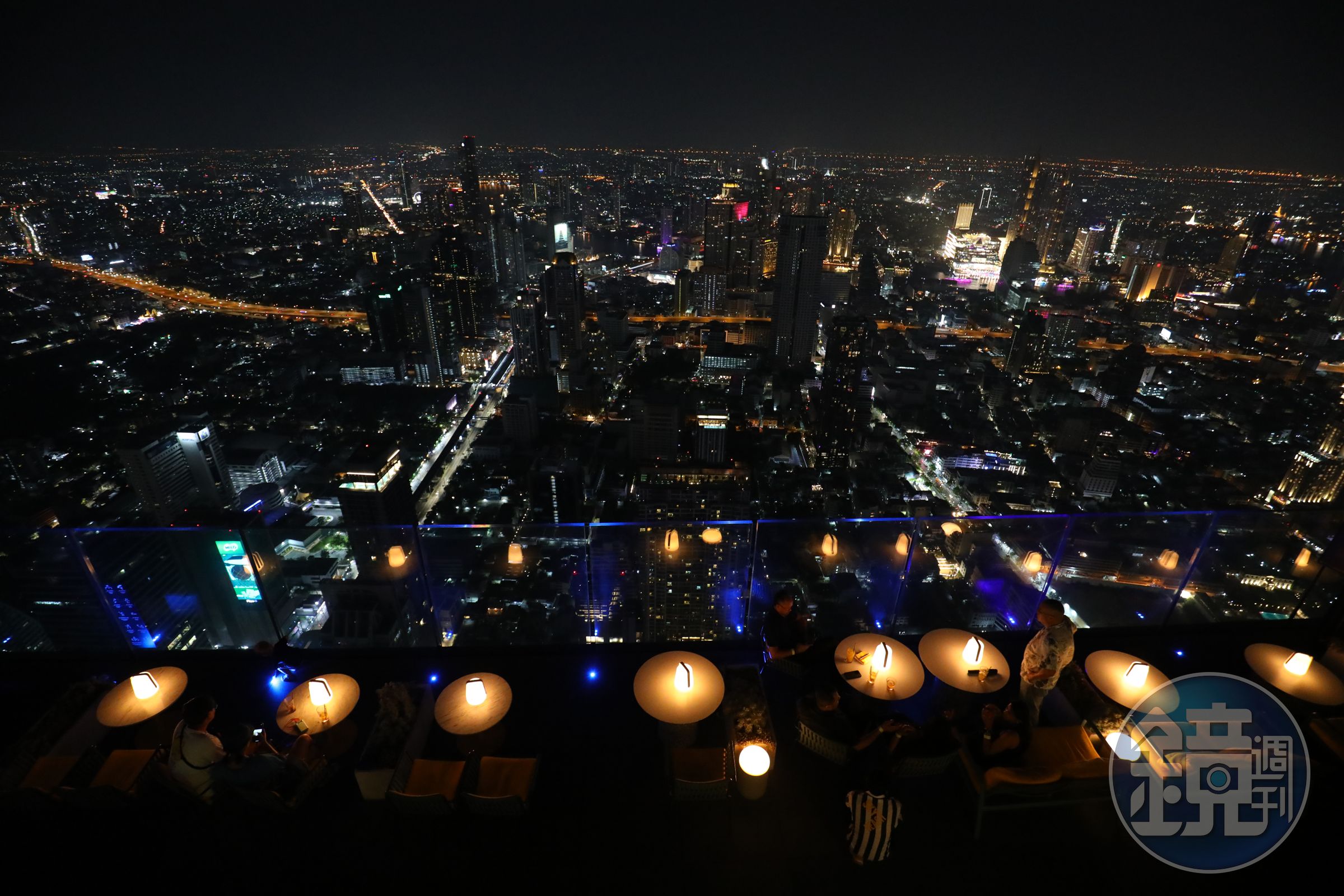 當夜幕低垂,城市燈光亮起,從高空看出去的景觀已經與傍晚截然不同。