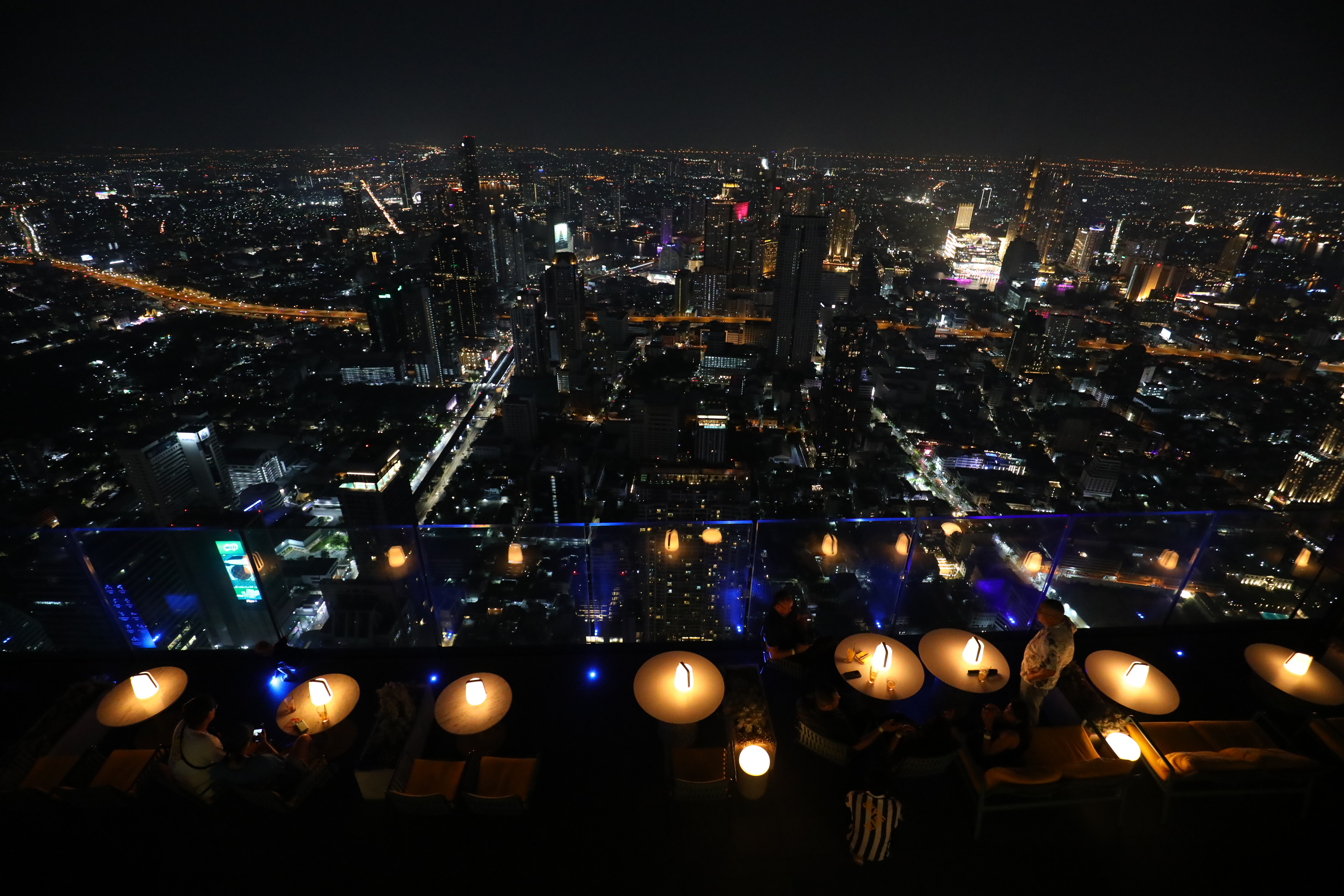 當夜幕低垂,城市燈光亮起,從高空看出去的景觀已經與傍晚截然不同。