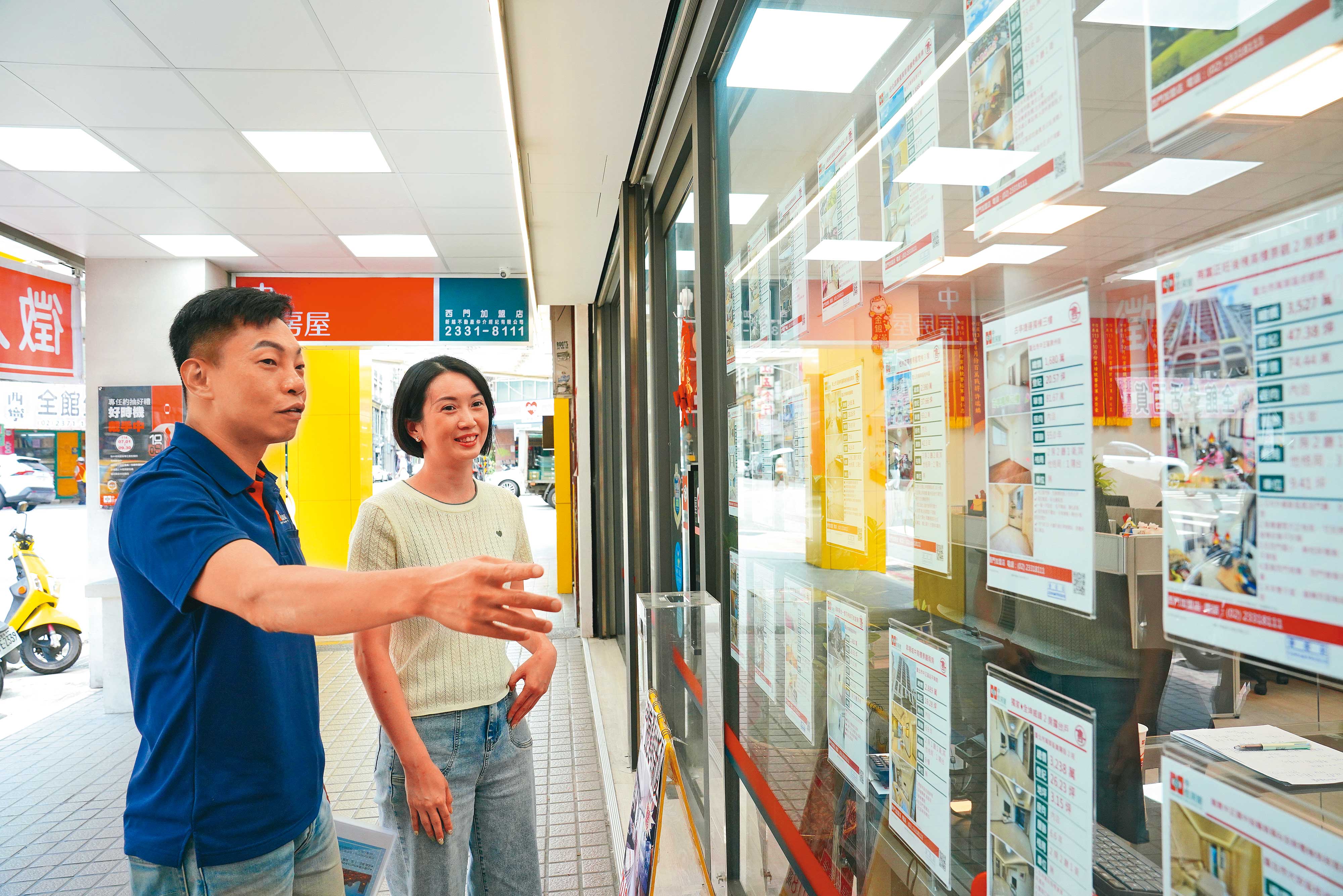 現階段房市走緩，價格逐漸鬆動，自住民眾應多看屋，掌握議價優勢。