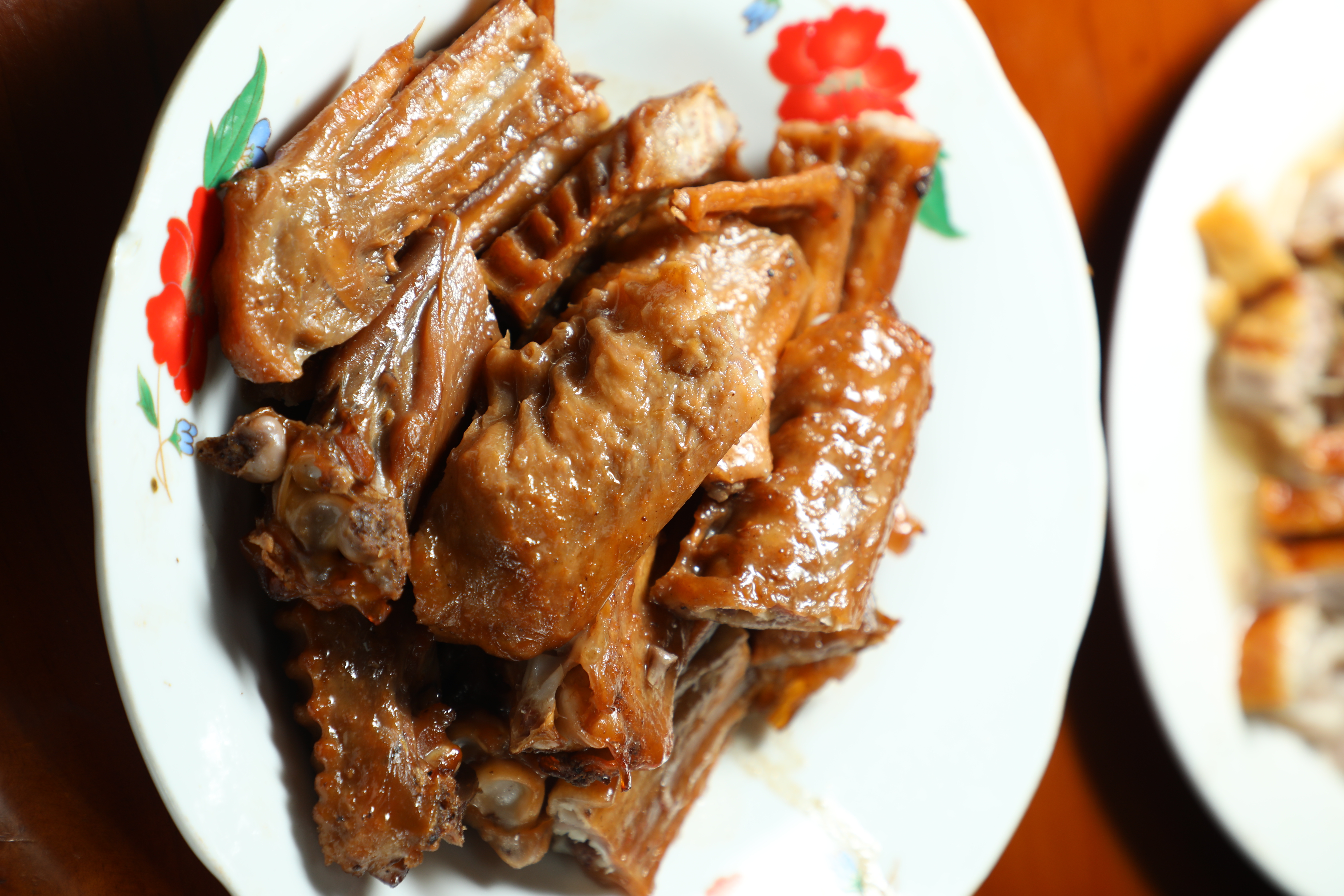 「鴨翅」滷得油亮且十分夠味。(30元/隻)