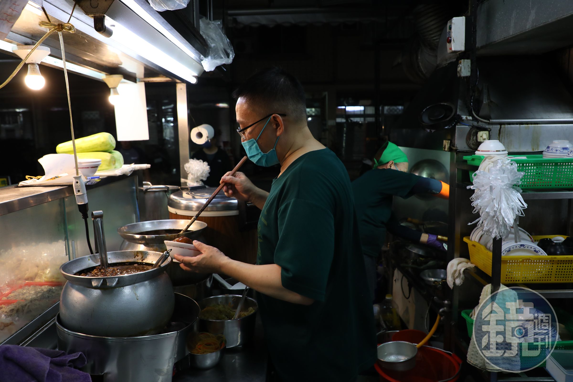 腿庫飯的豬腳從閉店後的凌晨5點開始準備,先炸過,再分早晚兩次開火滷製,開店前再滾一次,全是手路活。