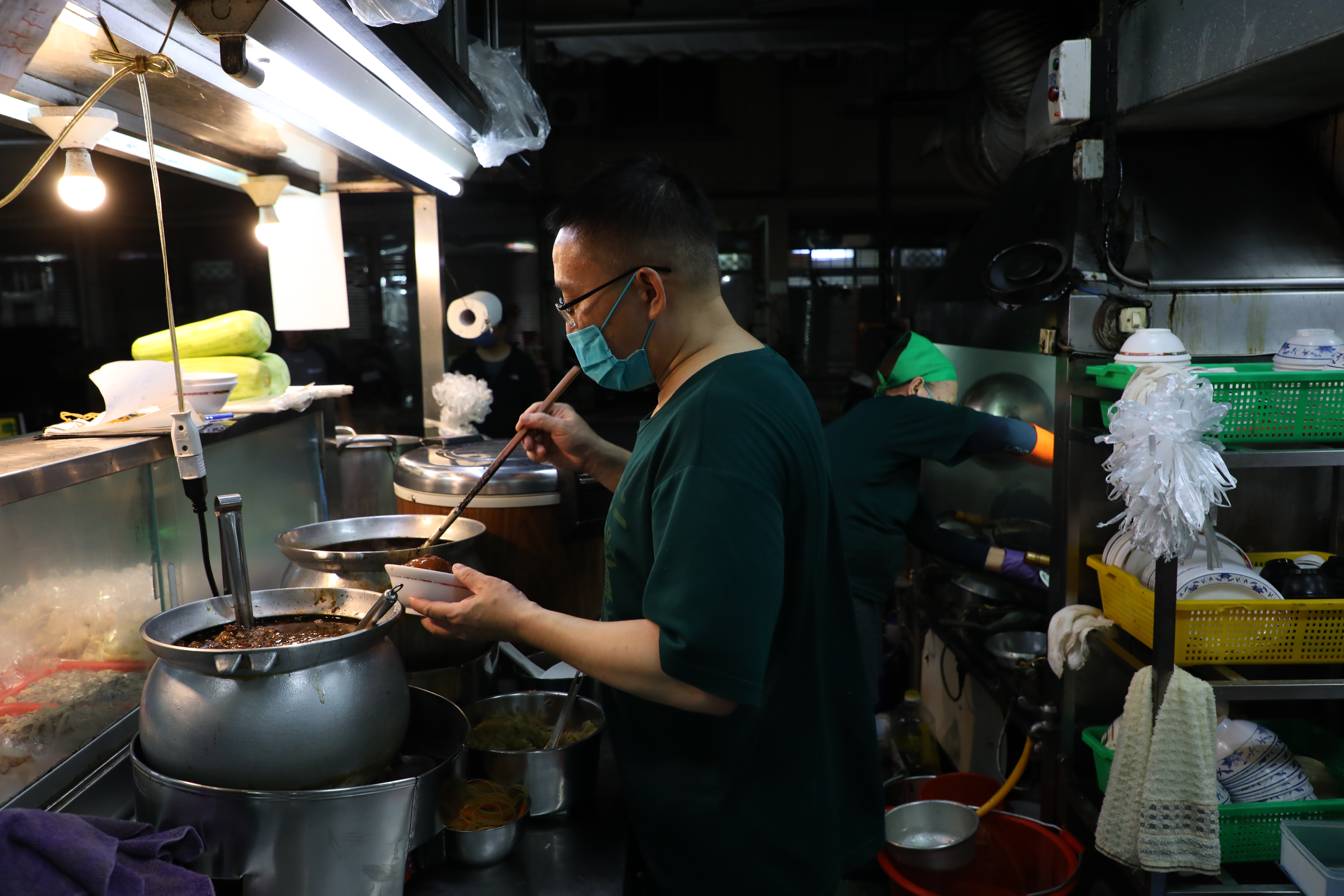腿庫飯的豬腳從閉店後的凌晨5點開始準備,先炸過,再分早晚兩次開火滷製,開店前再滾一次,全是手路活。