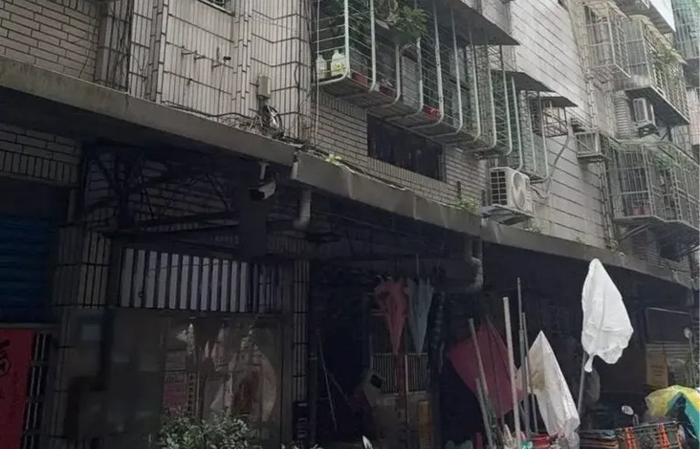 新北市土城延和路一處住宅疑似發生一氧化碳中毒事件,11歲女童不幸身亡,隔日其餘7名家人出現不適送醫,警消檢測屋內一氧化碳濃度偏高,事故原因仍待釐清。(翻攝畫面)