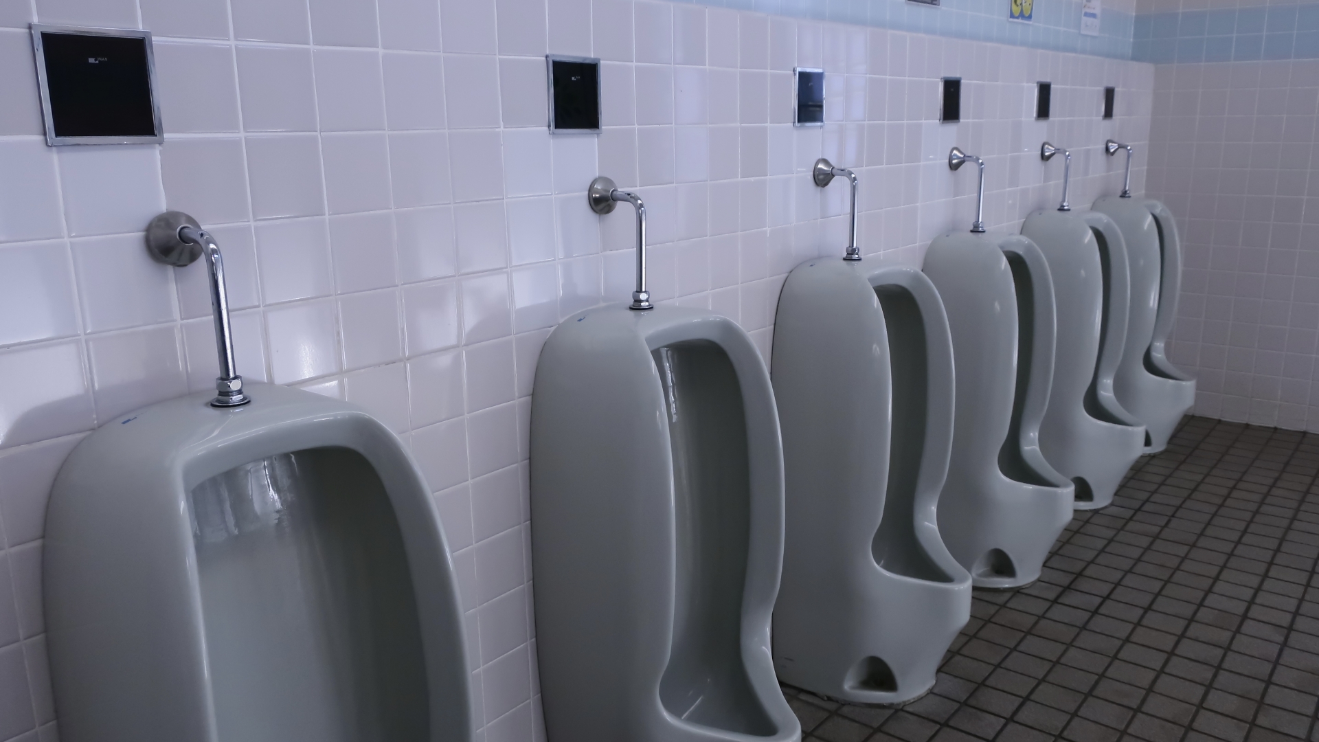 泌尿科醫師呂謹亨指出，男性排尿距離能多遠沒有標準答案，排尿距離與性能力也沒有直接關係。（示意圖，photoAC）