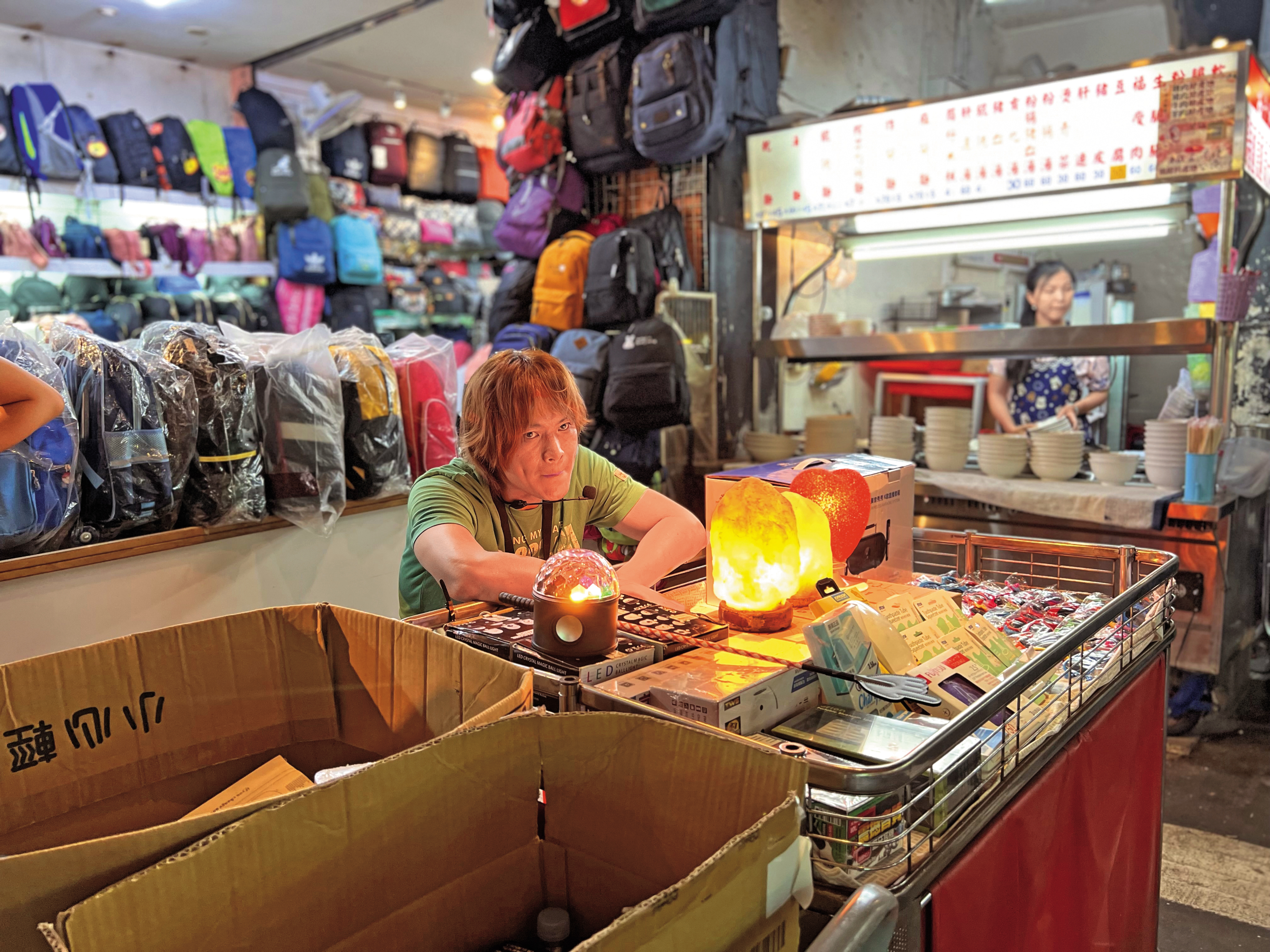 黃鐙輝飾演夜市攤販的老闆，入圍本屆金馬獎最佳男配角獎。（光年映畫提供）