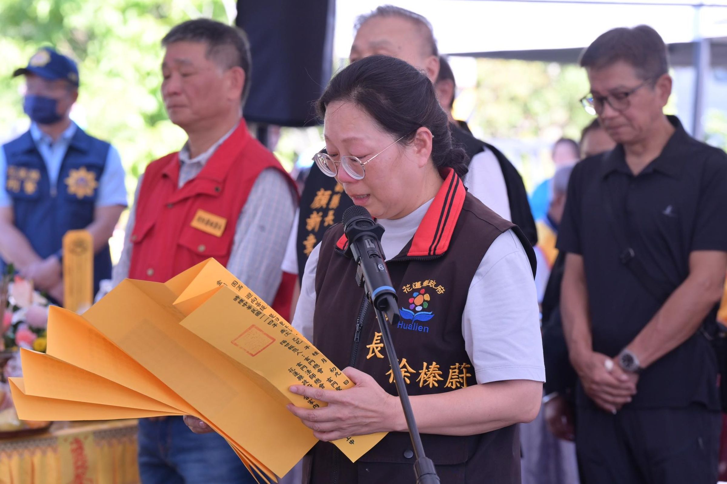 徐榛蔚在頭七法會上念祭文,便念邊落淚。(翻攝自徐榛蔚臉書)