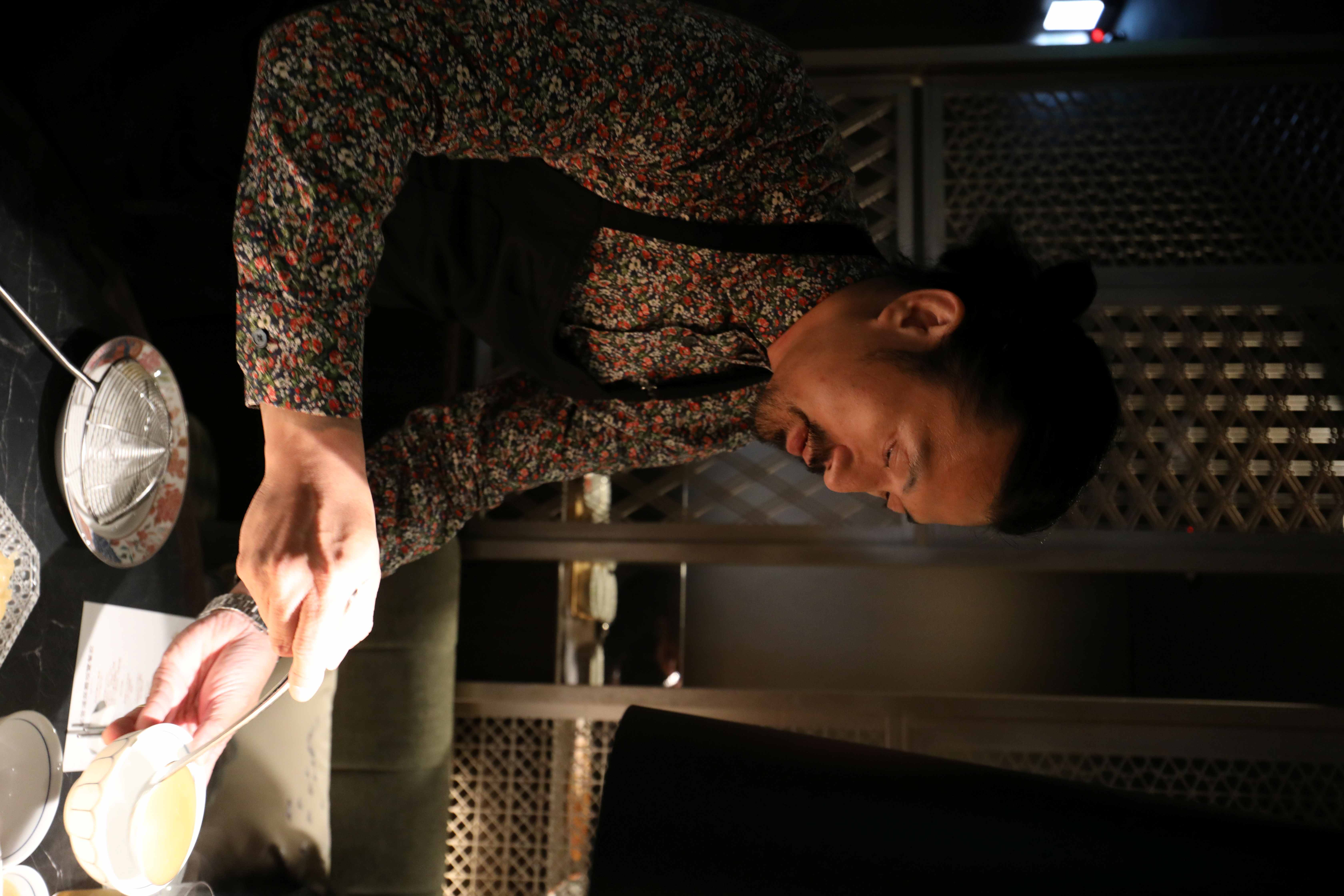 林明健為花膠雞湯火鍋設計了整套的桌邊服務流程,以確保每樣食材送到客人面前都是最佳火候。