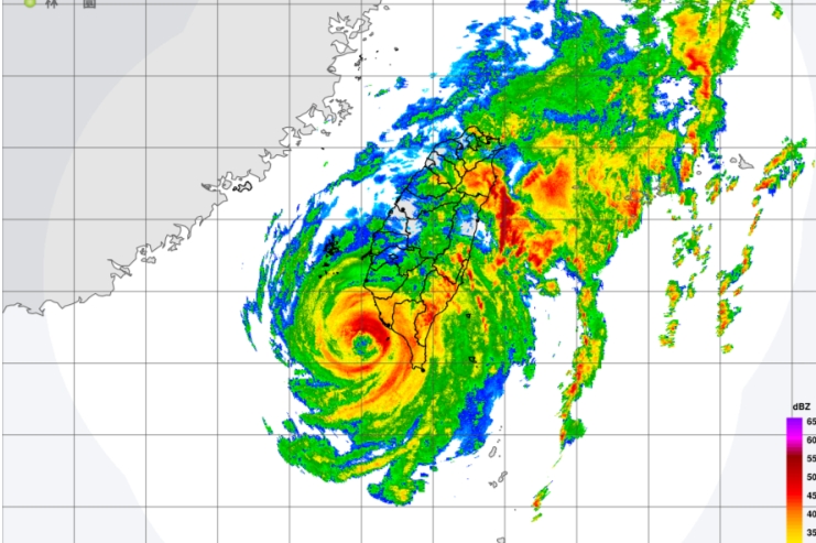 中颱「山陀兒」預計中午前後在高雄附近登陸。（翻攝自中央氣象署官網）