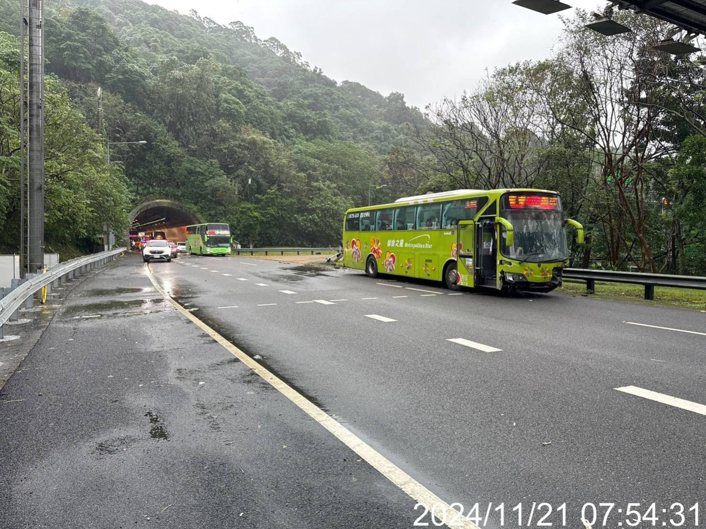 肇事客運追撞3轎車後,車身卡進內側護欄內。(翻攝畫面)