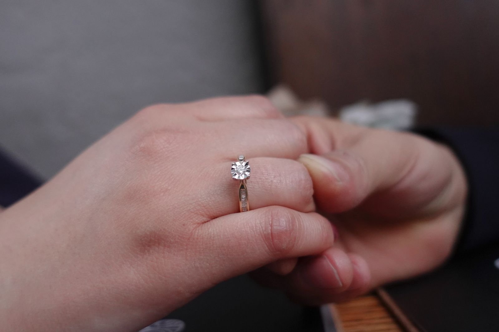 好尷尬!情侶演唱會「突浪漫求婚」 觀眾視線遭擋怒喊「坐下」畫面瘋傳