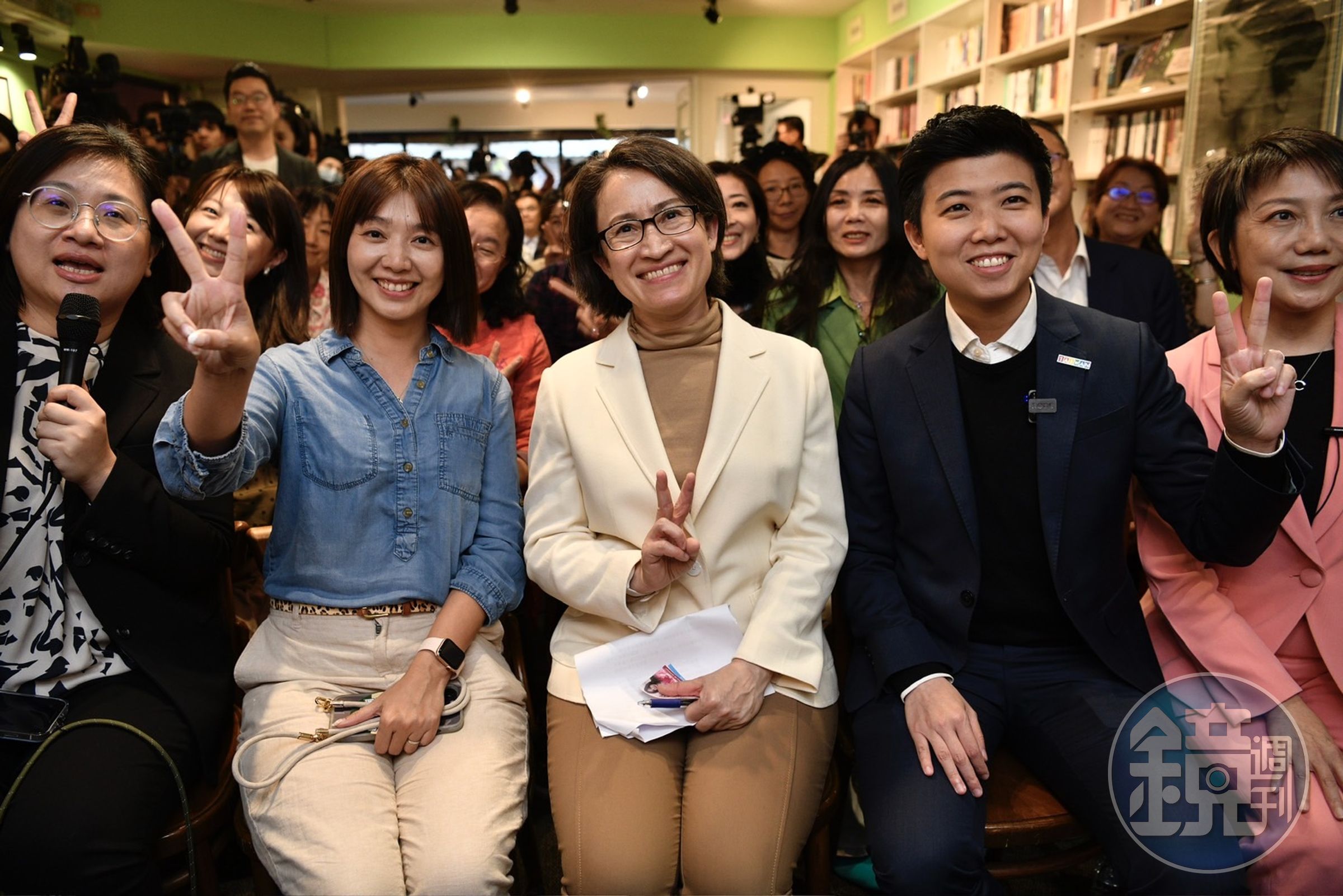 蕭美琴把握選戰倒數階段，勤跑行程，昨下午與苗博雅來到台北「女書店」出席「美琴和你聊教育─蕭美琴、苗博雅與家長有約」座談會，分享教育相關政策與看法。