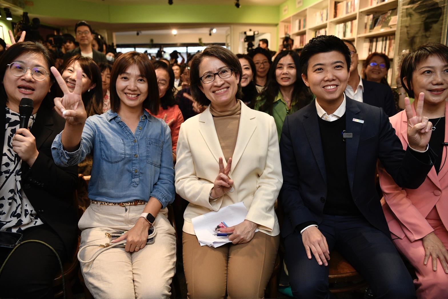 蕭美琴把握選戰倒數階段,勤跑行程,昨下午與苗博雅來到台北「女書店」出席「美琴和你聊教育─蕭美琴、苗博雅與家長有約」座談會,分享教育相關政策與看法。