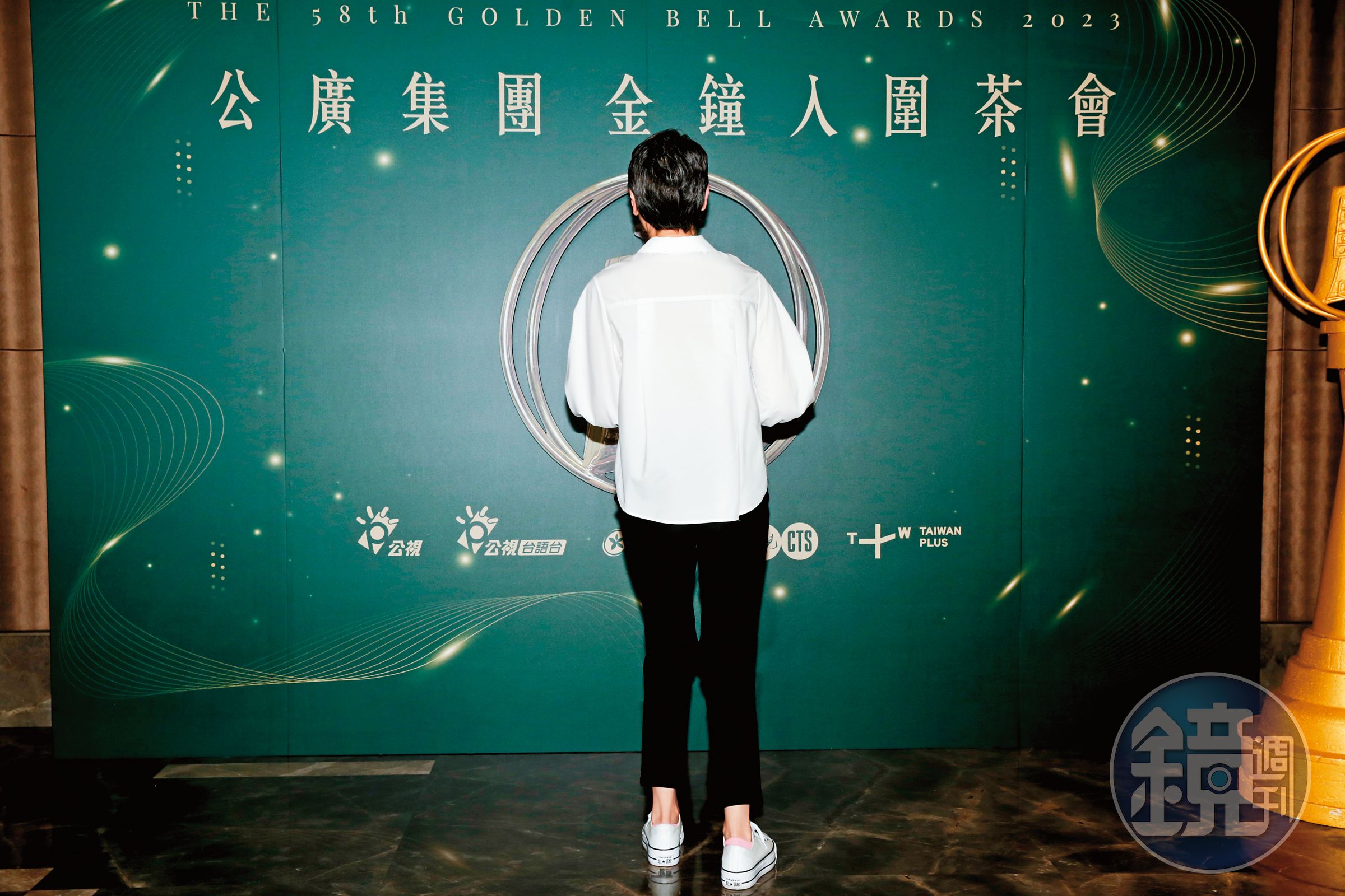 賴佩霞人氣有多高?連背影都有人搶拍,可謂360°人氣無死角。