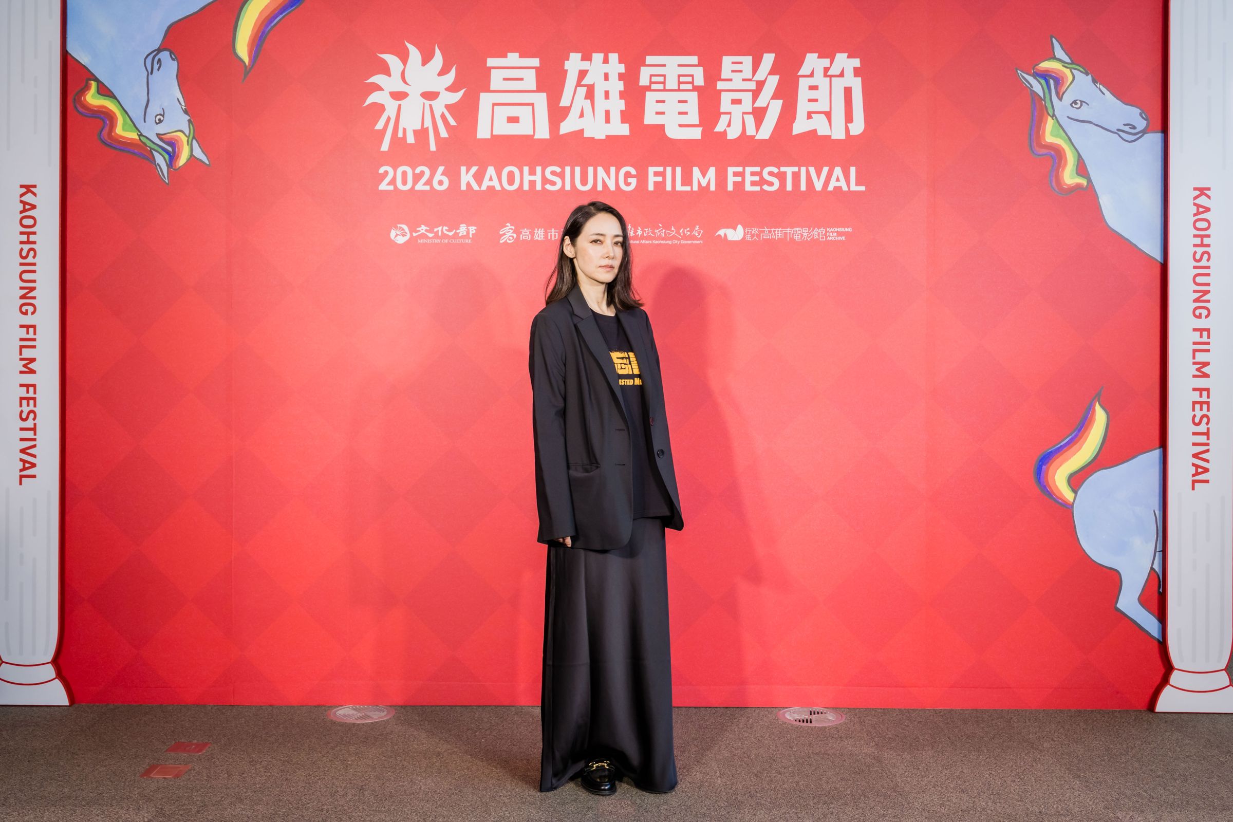 霧島麗香特別喜歡拜廟宇，來到高雄一上午已經走訪三間宮廟，在台北也喜歡去龍山寺。（高雄電影節提供）