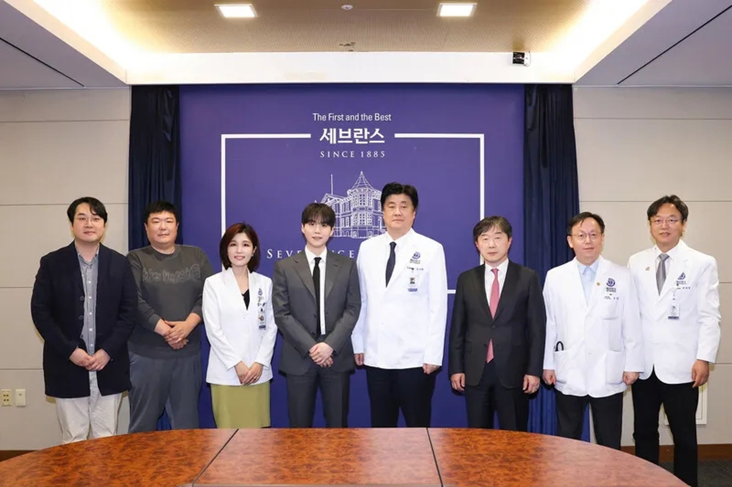 SUGA自2023年即著手參與相關課程設計,週末也會去醫院與患童互動。(網路圖片)